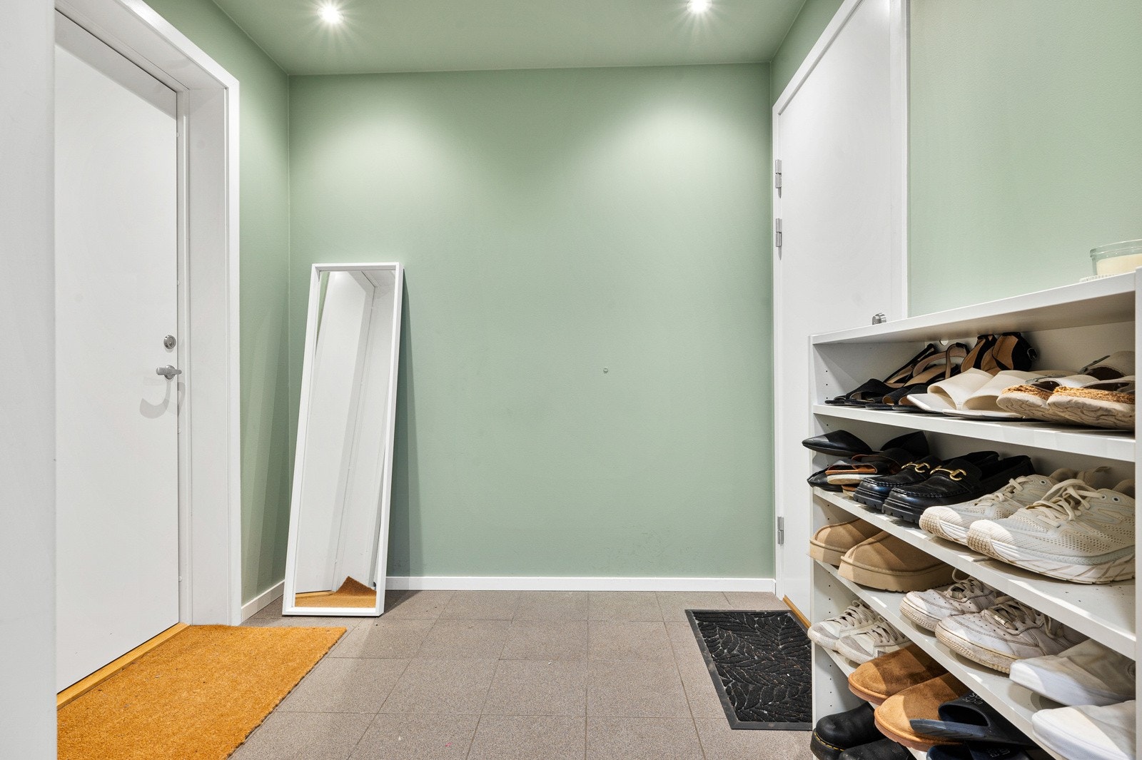 Leiligheten har en romslig gang som gir en naturlig adskillelse fra enhetene når boligen brukes som en 2-roms + 1-roms. Galleribilde