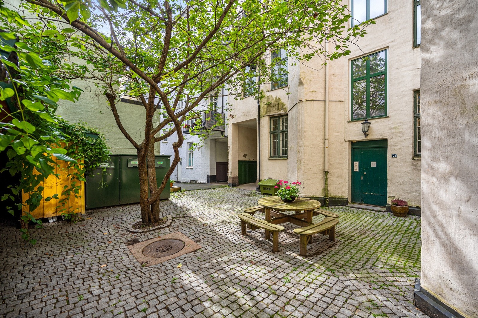 Fellesarealene er pent opparbeidet med flere sittegrupper. Galleribilde