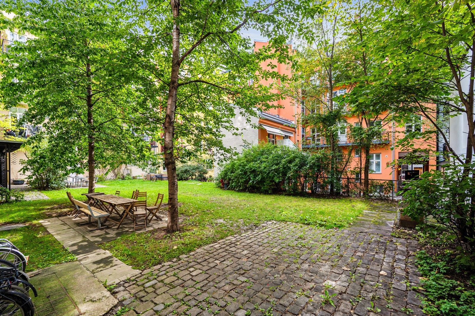 Borettslaget har en super bakgård med flotte grøntområder og pen beplantning. Galleribilde