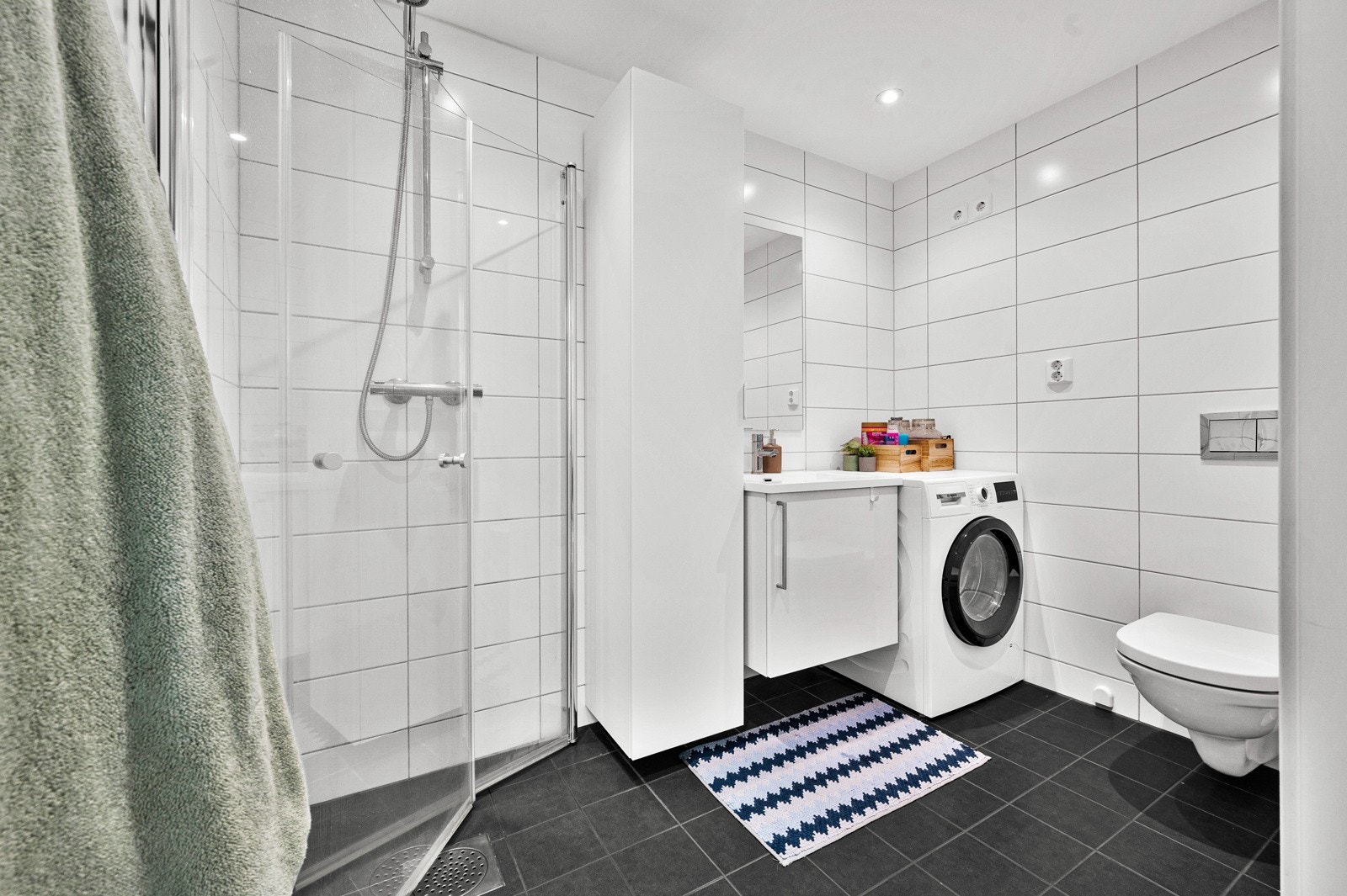 Lyst og romslig bad med gulvvarme og opplegg for vaskemaskin. Galleribilde