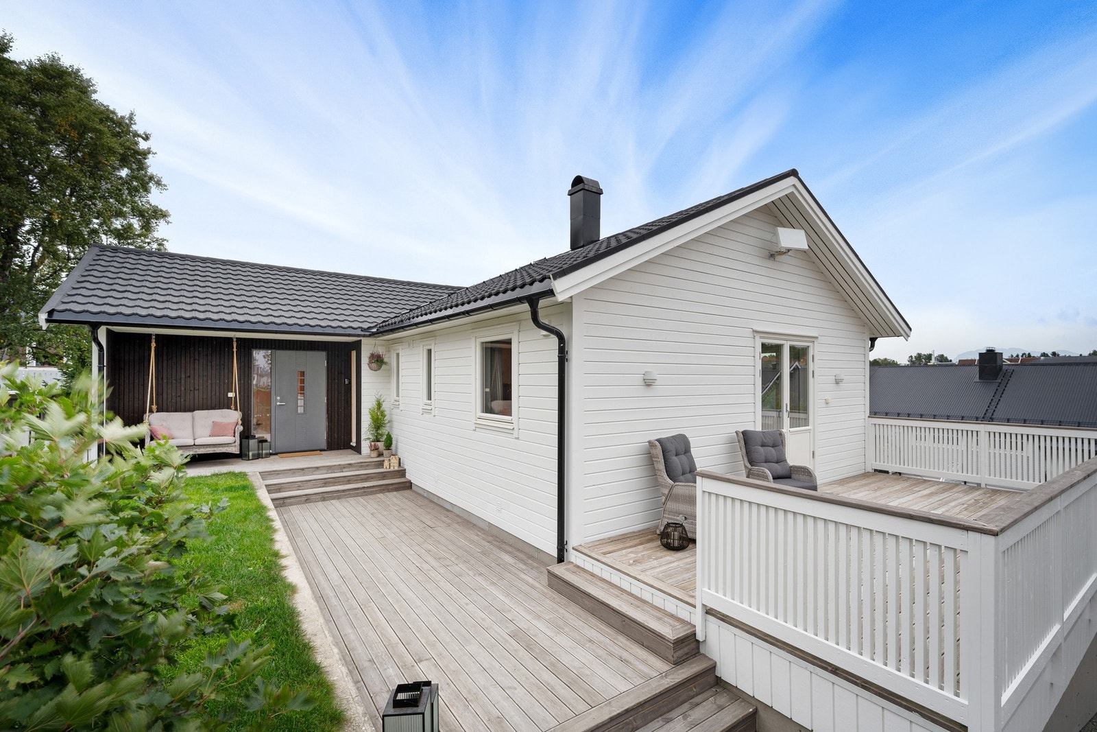 Forseggjort uteområde med nyere veranda, platting Galleribilde