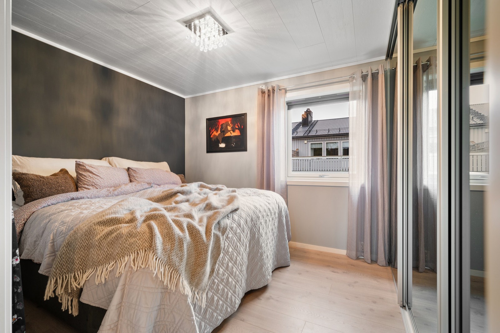 Hovedsoverommet har god plass til en stor dobbeltseng Galleribilde