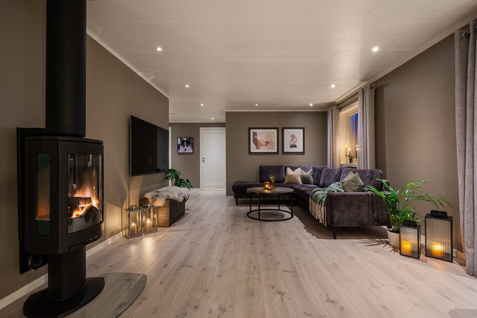 Pen vedovn fra Jøtul sentralt plassert i stuen for behagelig og lun varme Galleribilde