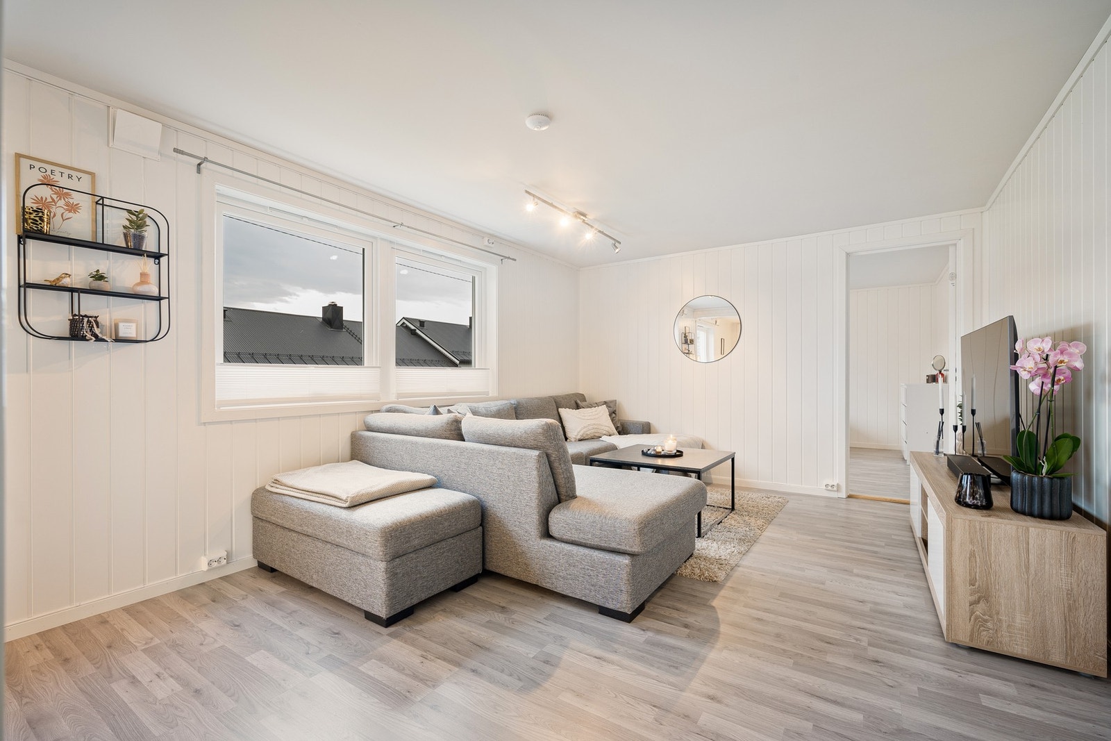 Lys og trivelig stue med fint innslipp av naturlig lys fra vinduene Galleribilde