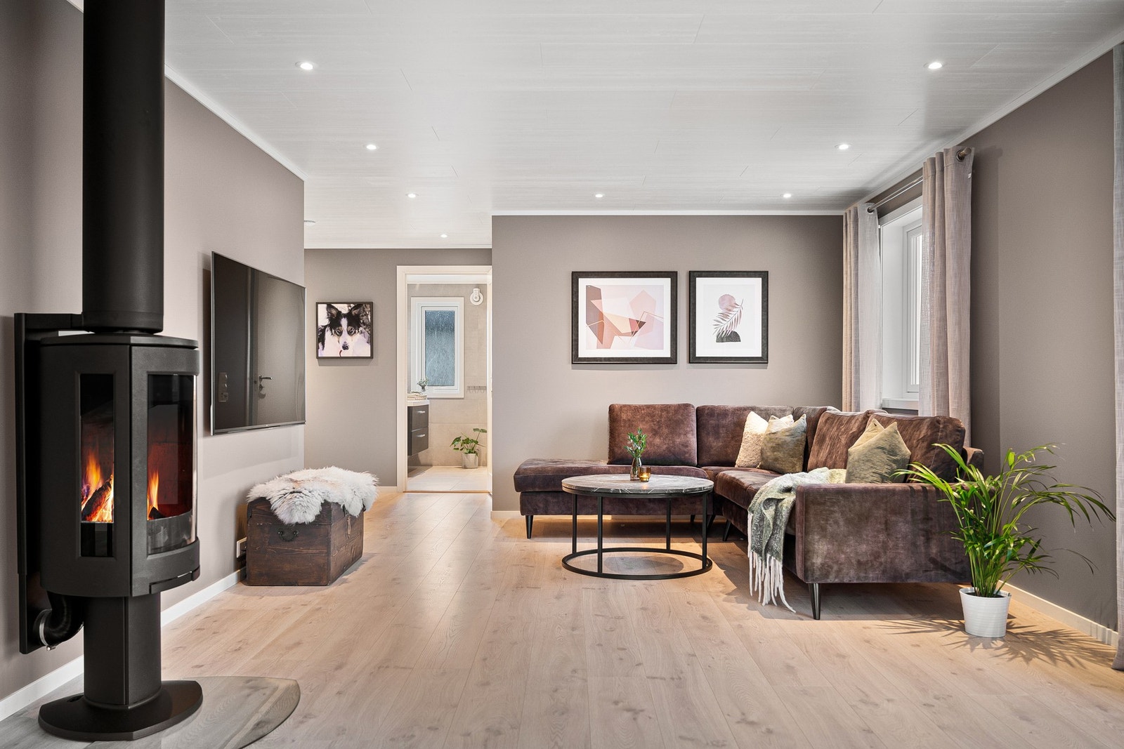 God plass til en romslig sofagruppe Galleribilde