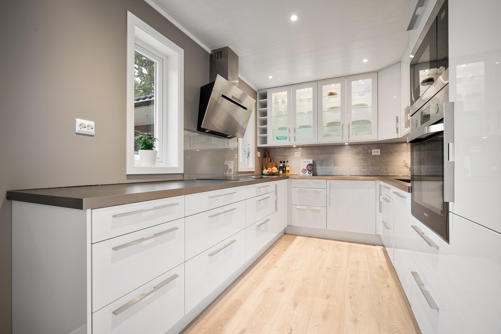 Rikelig med arbeidsplass og skapplass i skuffer og takhøye overskap Galleribilde