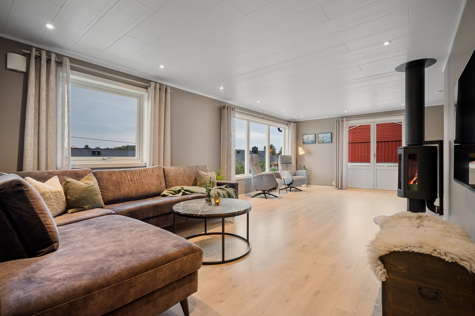 Vindusflatene gir rikelig med naturlig lys inn og skaper en luftig atmosfære Galleribilde