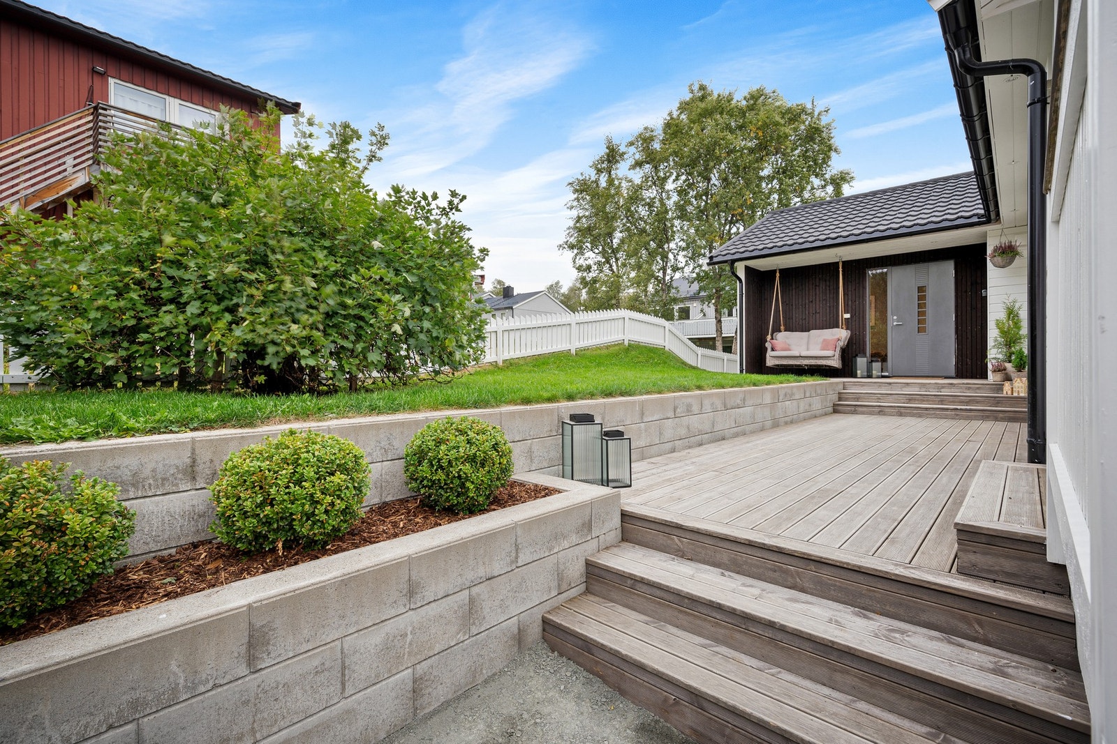 Innbydende inngangsparti pent opparbeidet med ulik beplantning og ny gressplen anlagt i 2019 Galleribilde