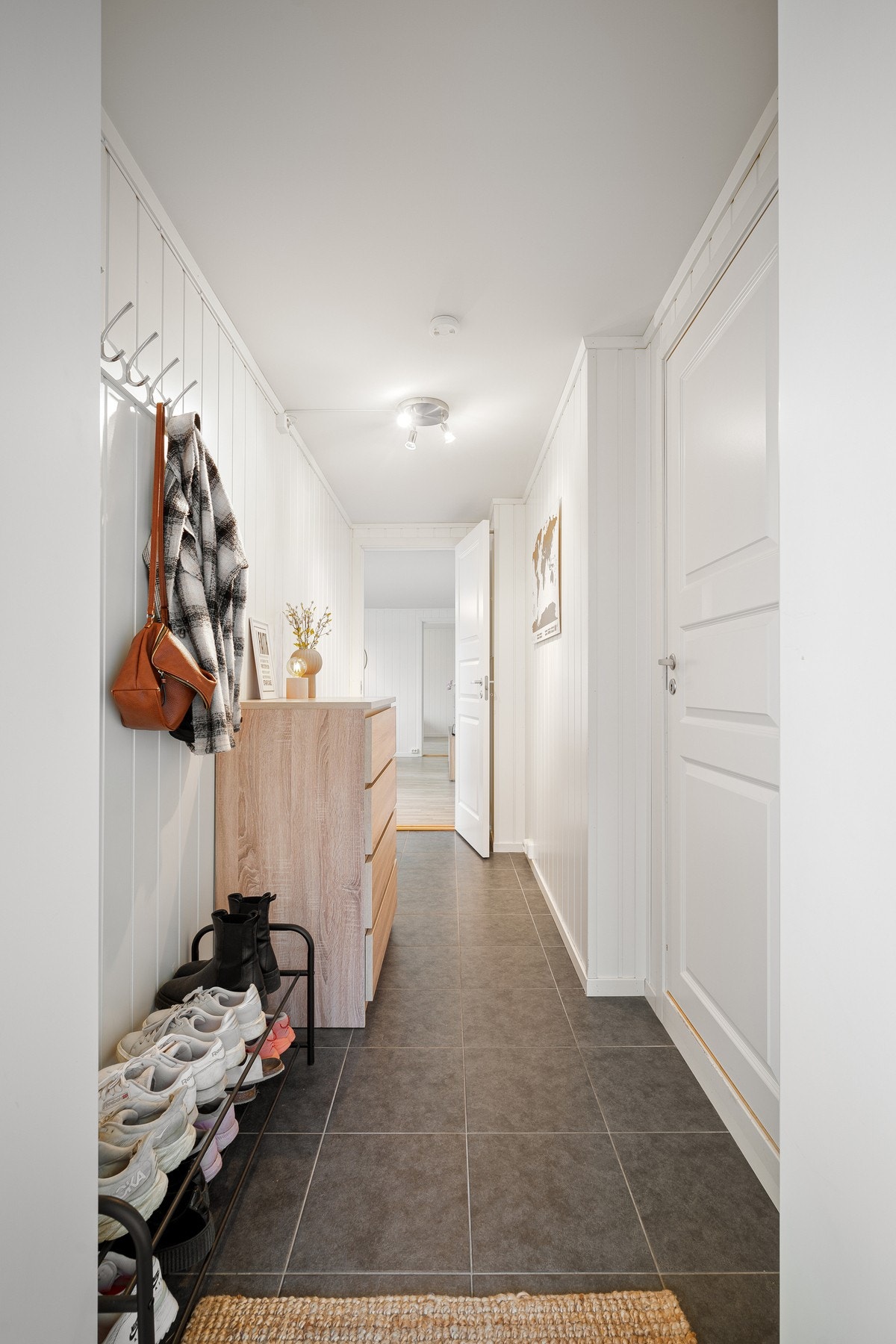 Flislagt entré med god plass for oppheng på knagger Galleribilde