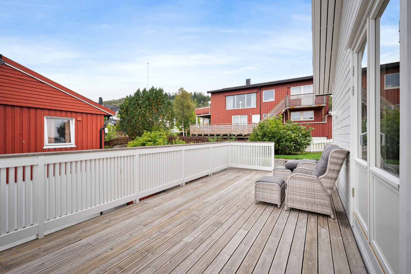 På verandaen har du god plass til utemøblement hvor du kan nyte solrike sommerdager Galleribilde