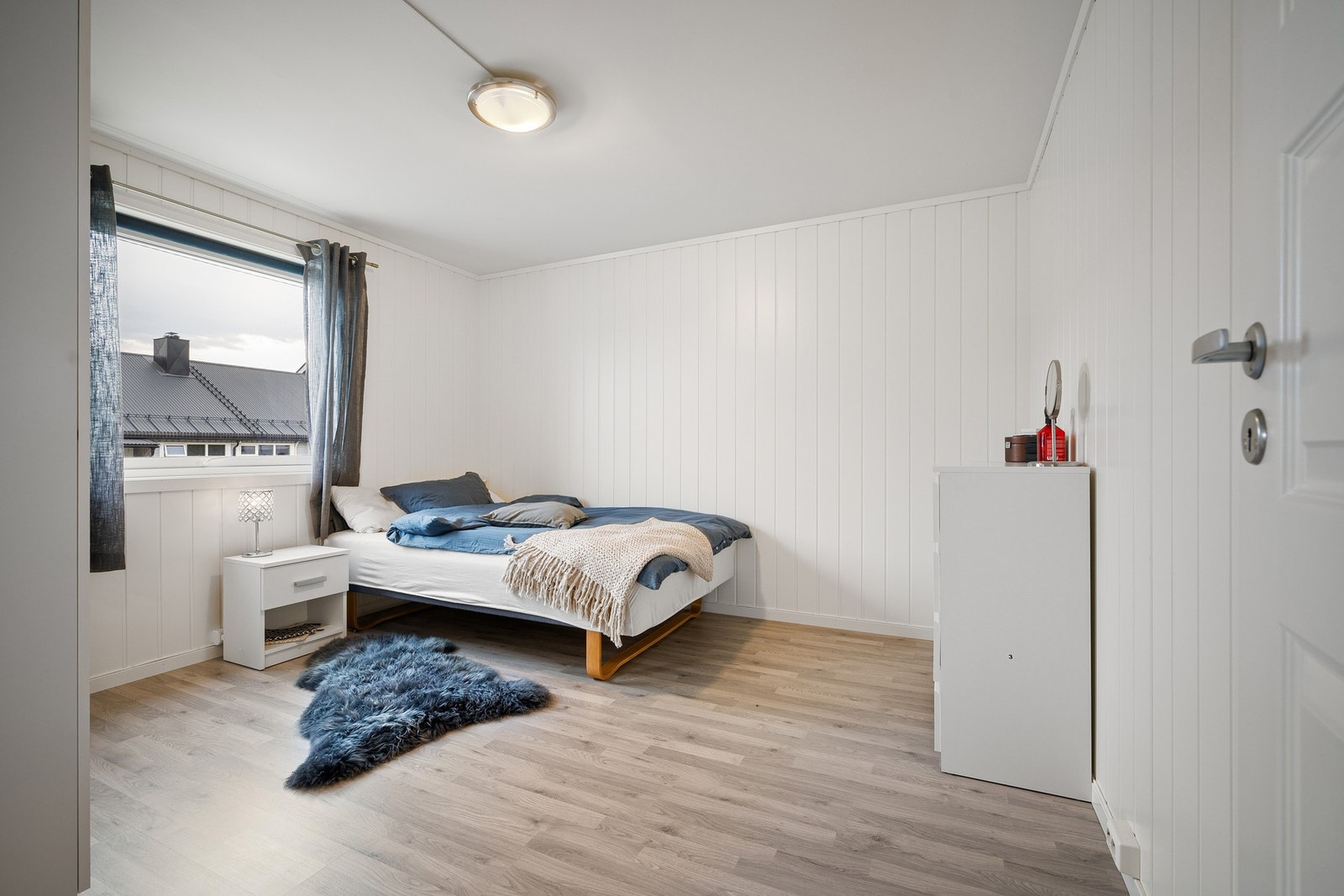 Soverom av god størrelse med garderobeskap Galleribilde