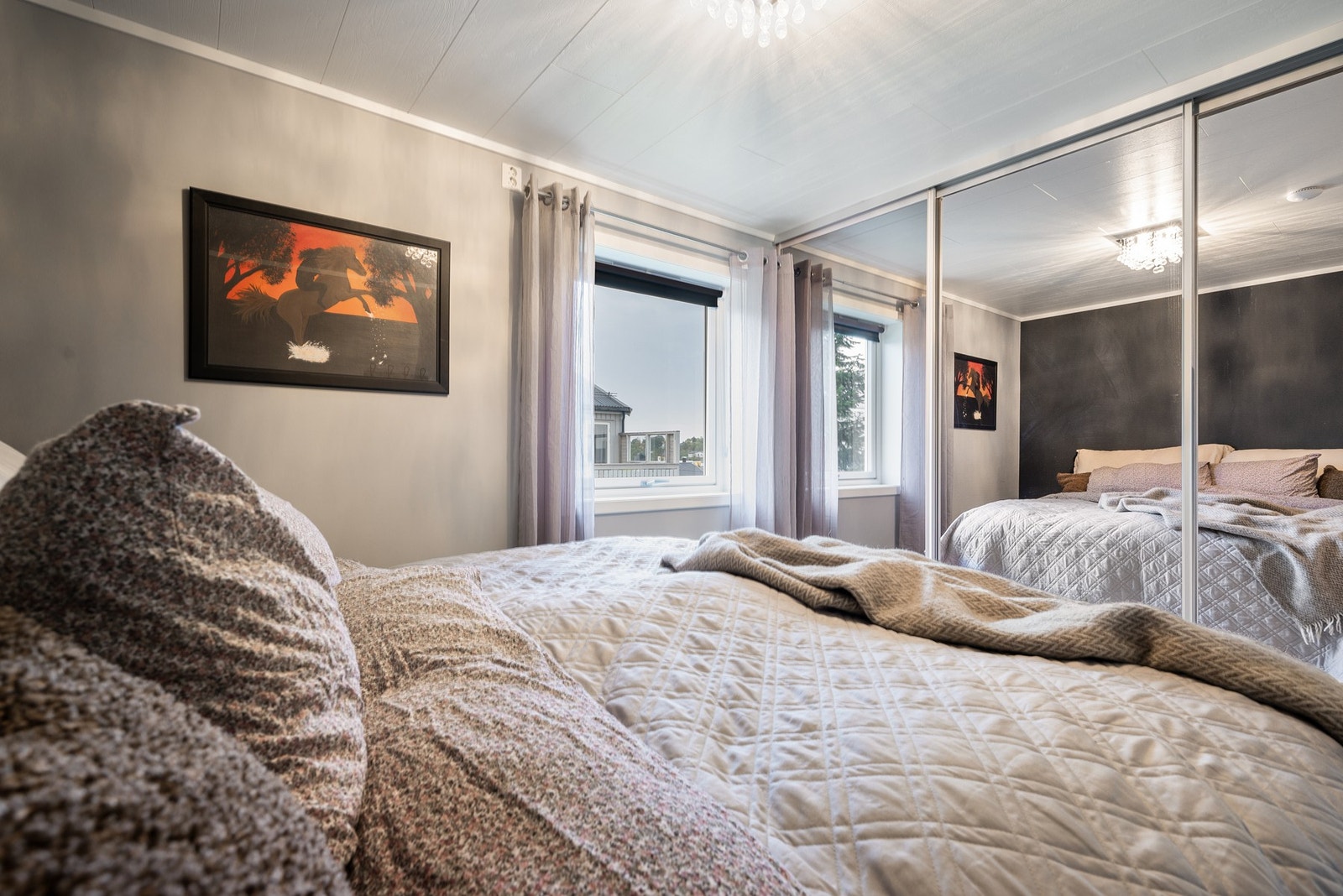 Innebygd skyvedørsgarderobe med speilskap Galleribilde