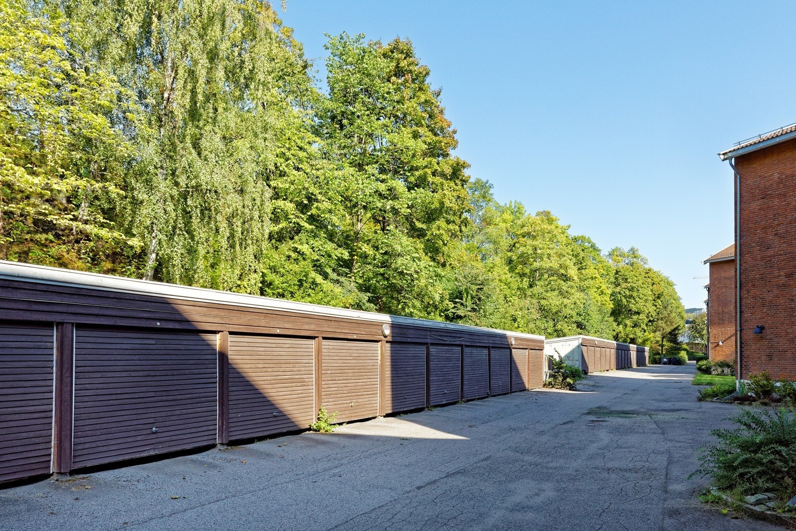 Garasjeplass kan leies etter venteliste, ellers er det beboerparkering i området. Galleribilde