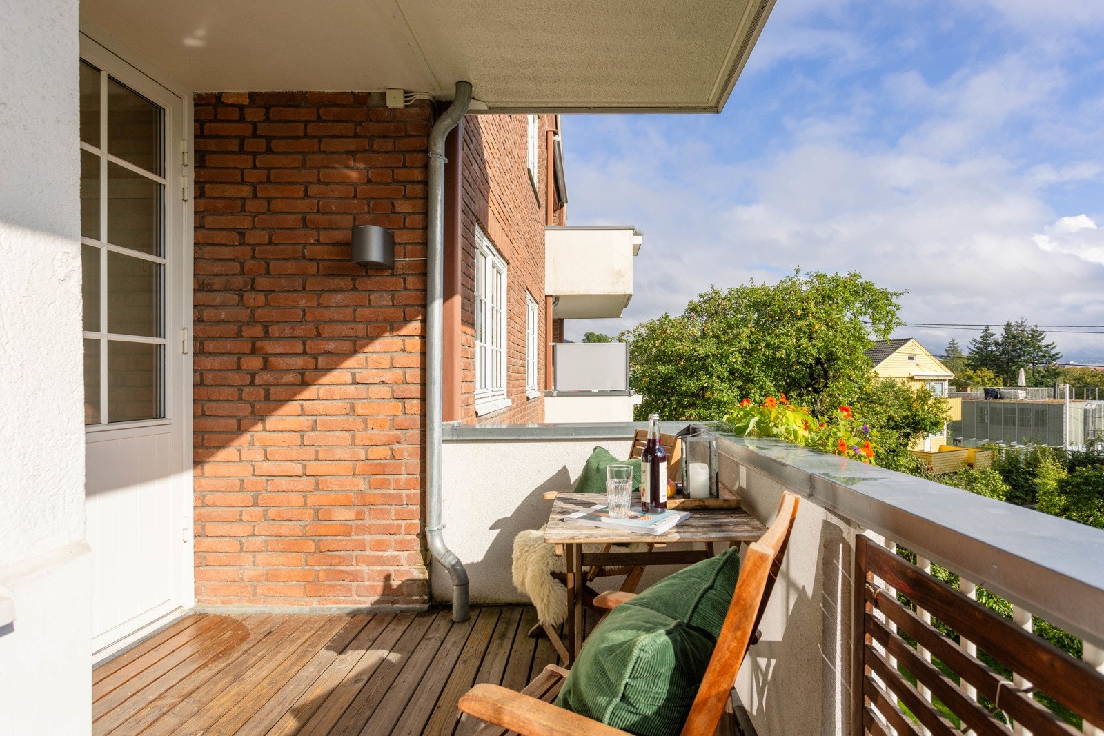 Balkongen er på 7 kvm med god plass til utemøbler og grill om ønskelig. Galleribilde