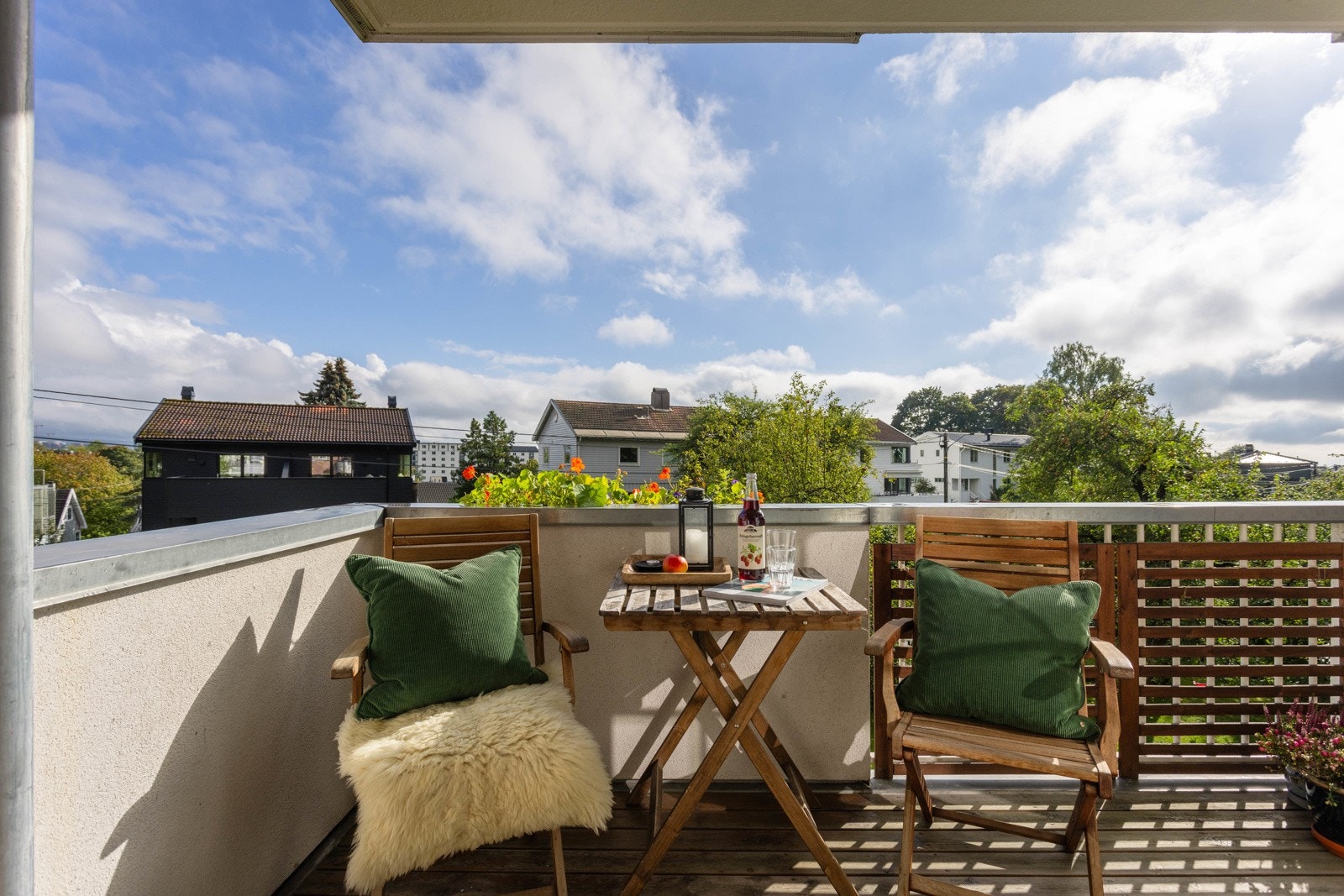 Balkongen har solen store deler av dagen og vender mot hyggelig nabolag. Galleribilde