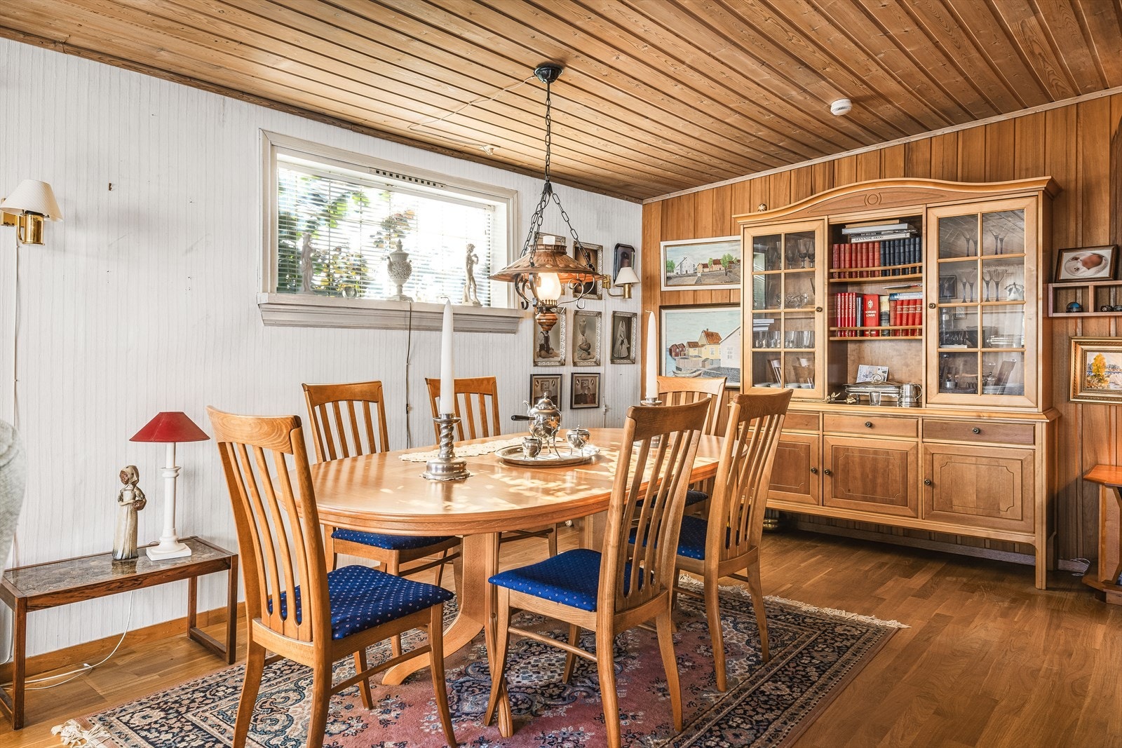 Boligen framstår med eldre standard med normal slitasje iht. boligens byggeår. Galleribilde