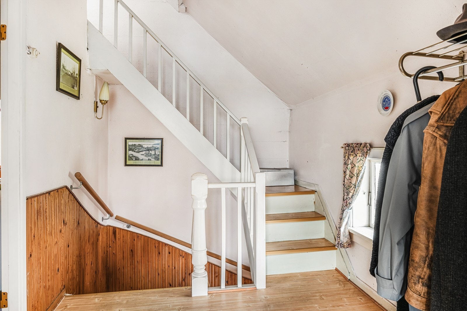 Fra 2. etasje til loft. Galleribilde