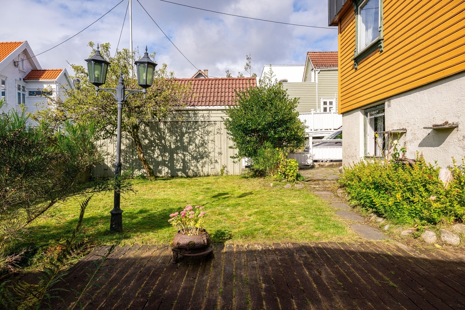 Store deler av boligen er inngjerdet. Galleribilde