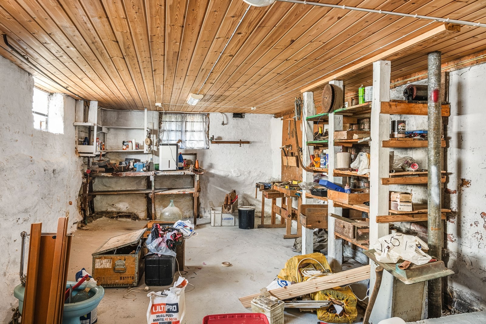 Verksted i kjeller. Galleribilde