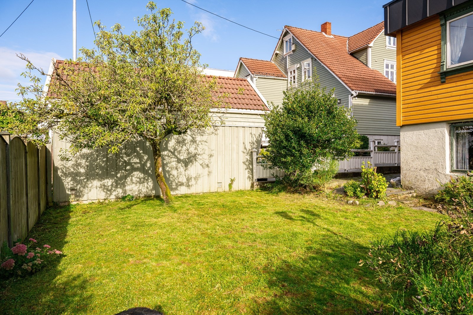 I hagen er det gressplen med trær og ulik beplantning. Galleribilde