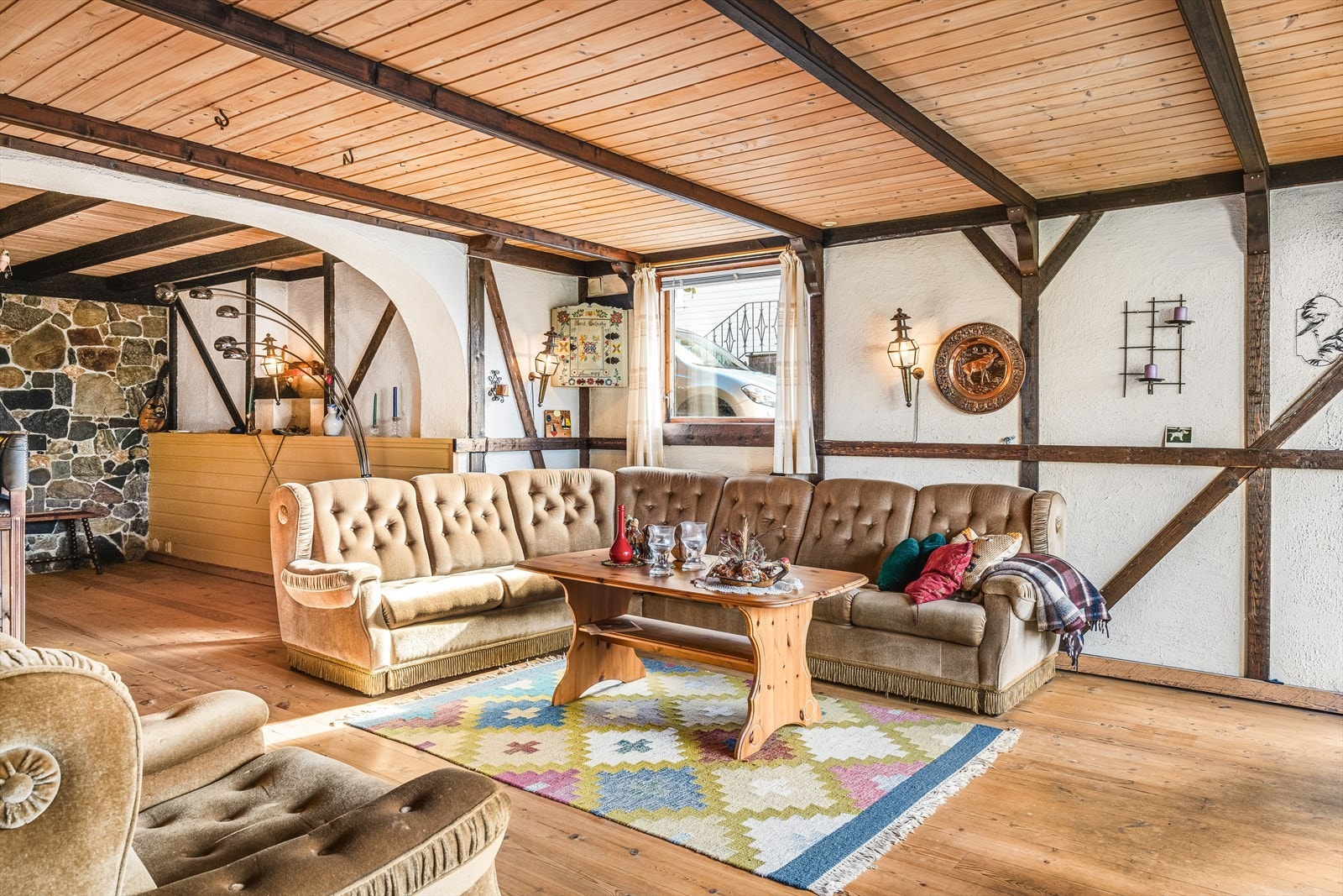 Kjeller med store vinduer og utgang til hage. Galleribilde