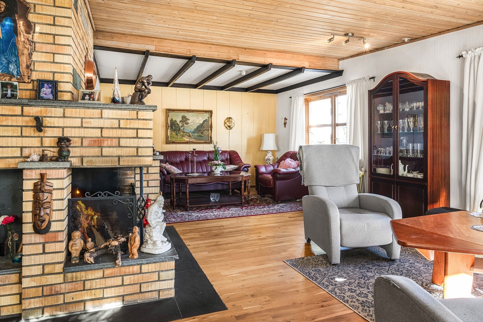 Boligen strekker seg over tre hovedplan pluss loft. Galleribilde