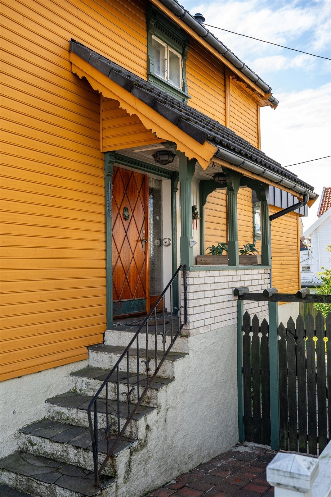 Utvendig inngangsparti er overbygget. Galleribilde