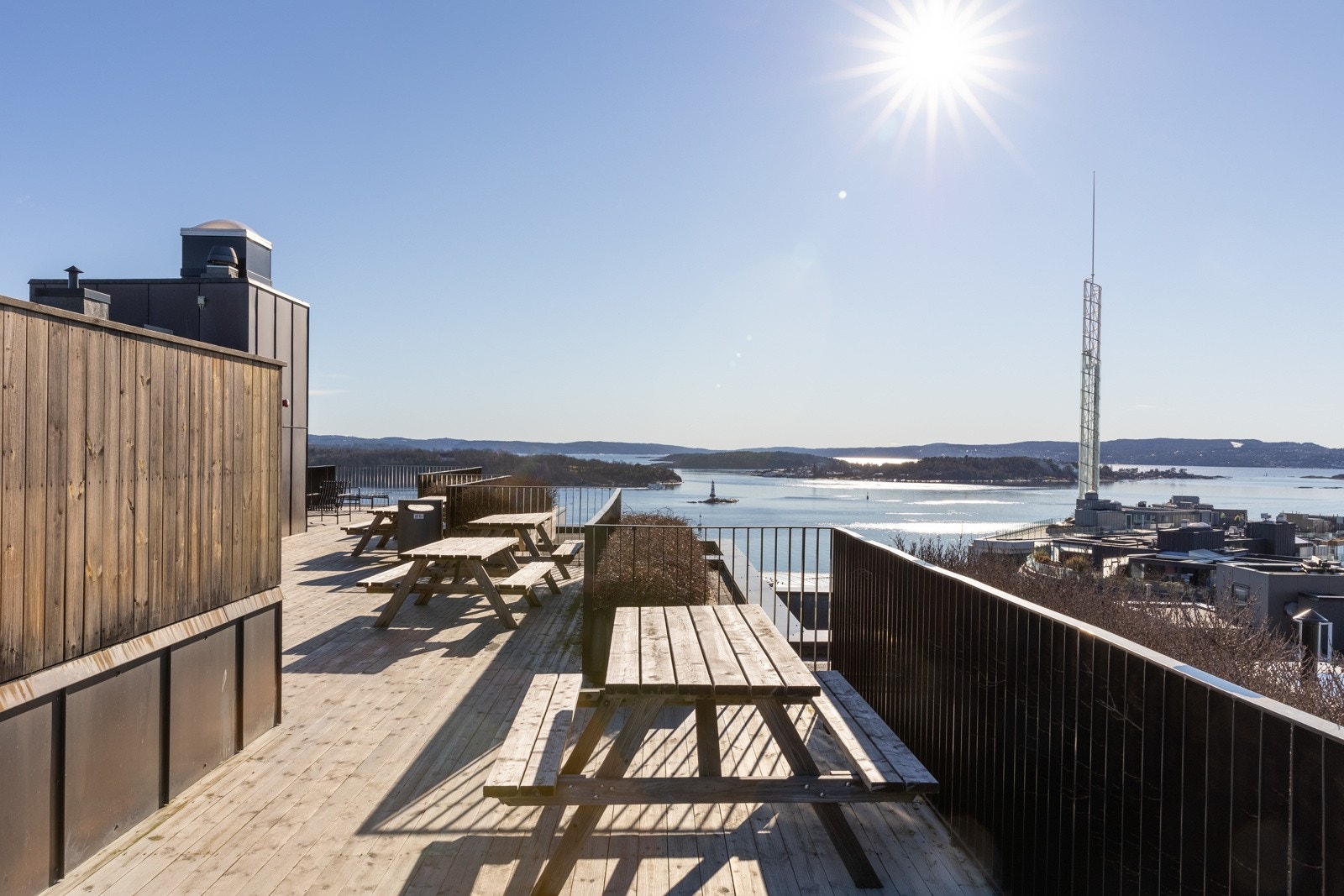 Takterrassen er opparbeidet med flere sitteplasser. Galleribilde