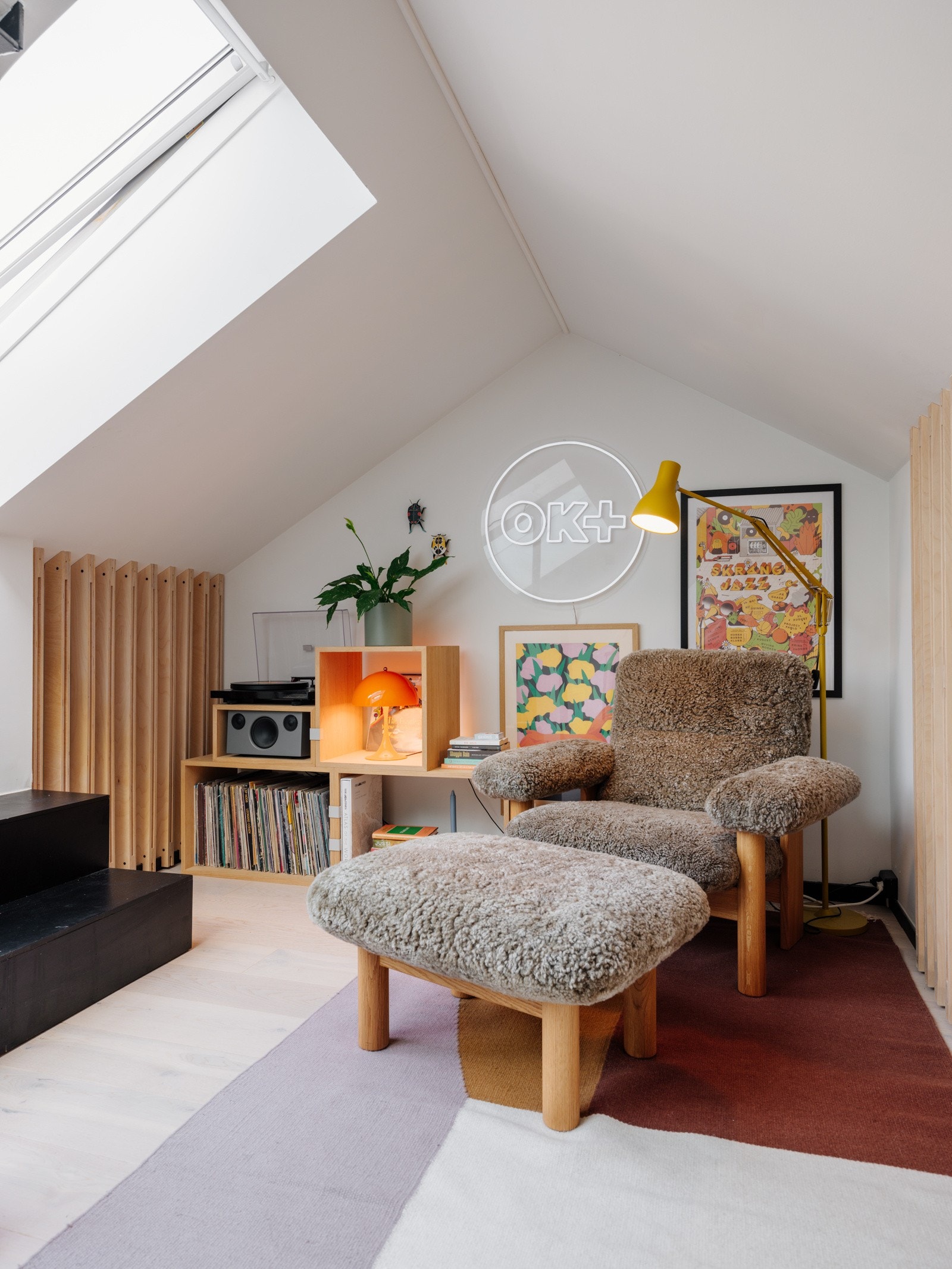 Fra stuen går det en vindeltrapp opp til mesanin som er et skikkelig koselig rom. Galleribilde