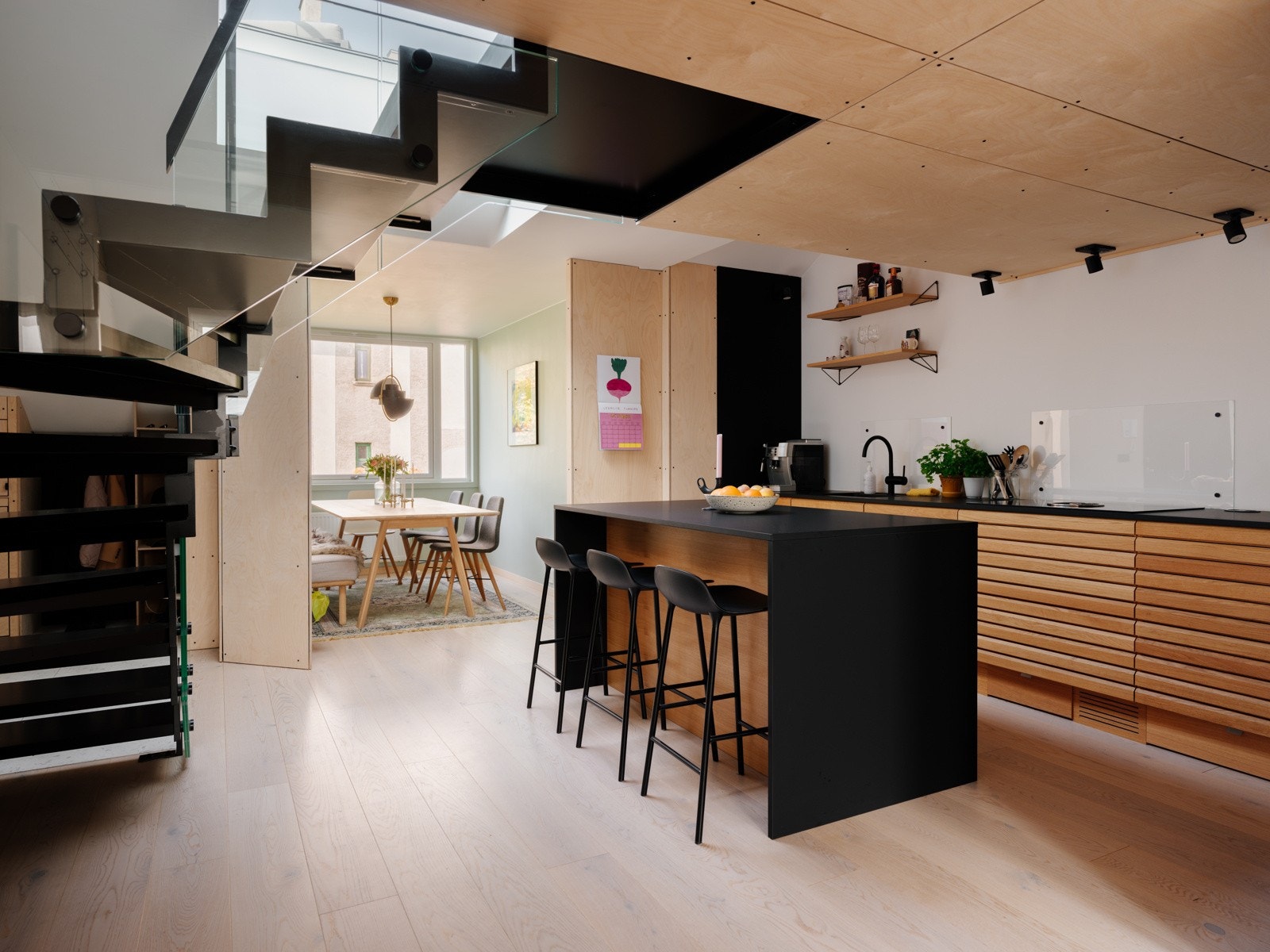 Moderne kjøkken fra HTH i stilren utførelse ligger i en smart, sosial og delvis åpen løsning mot stuen og spisestuen. Galleribilde