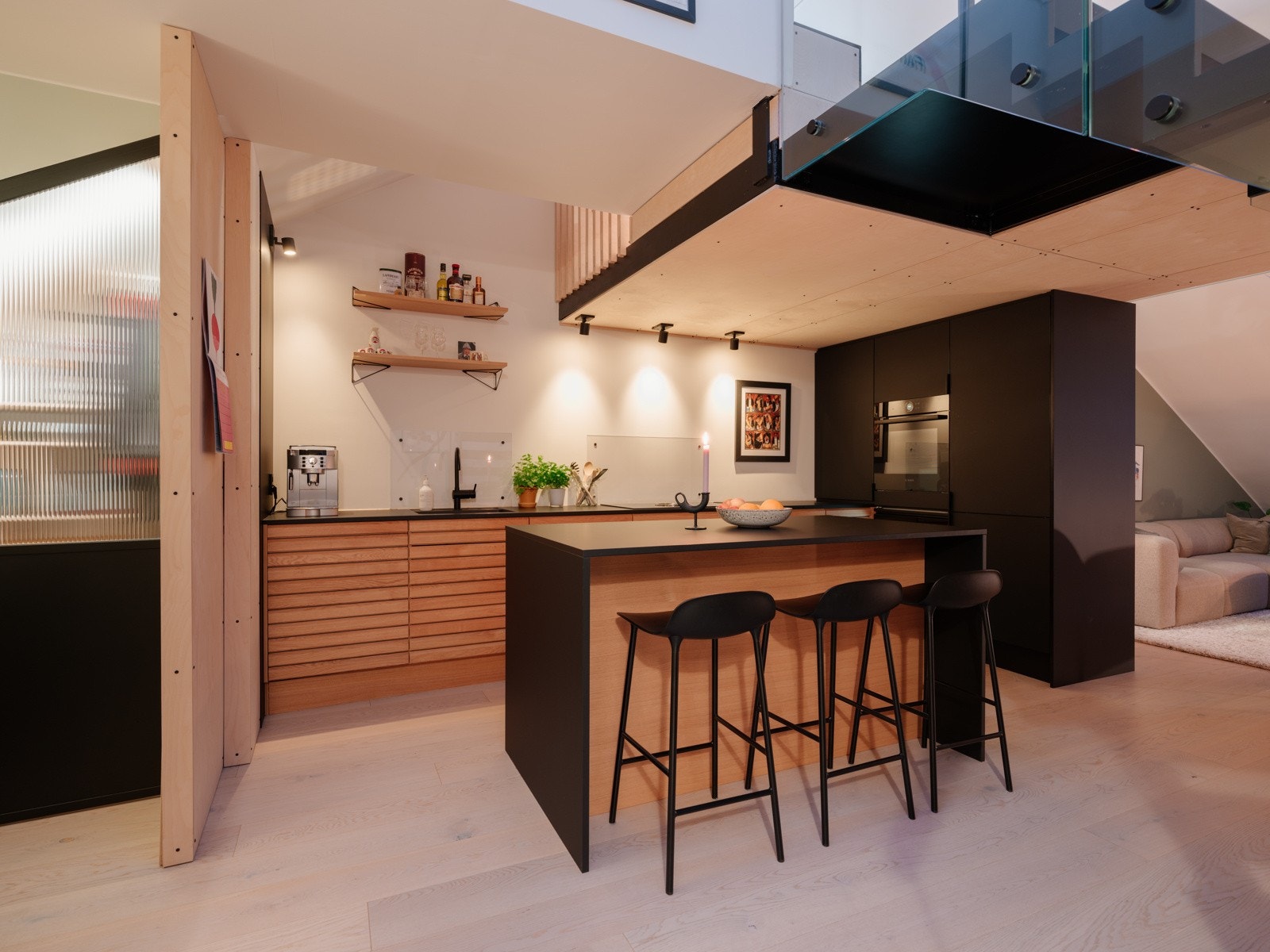 Integrerte hvitevarer som stekeovn, platetopp, mikrobølgeovn, oppvaskmaskin og kjøl/fryseskap. Galleribilde