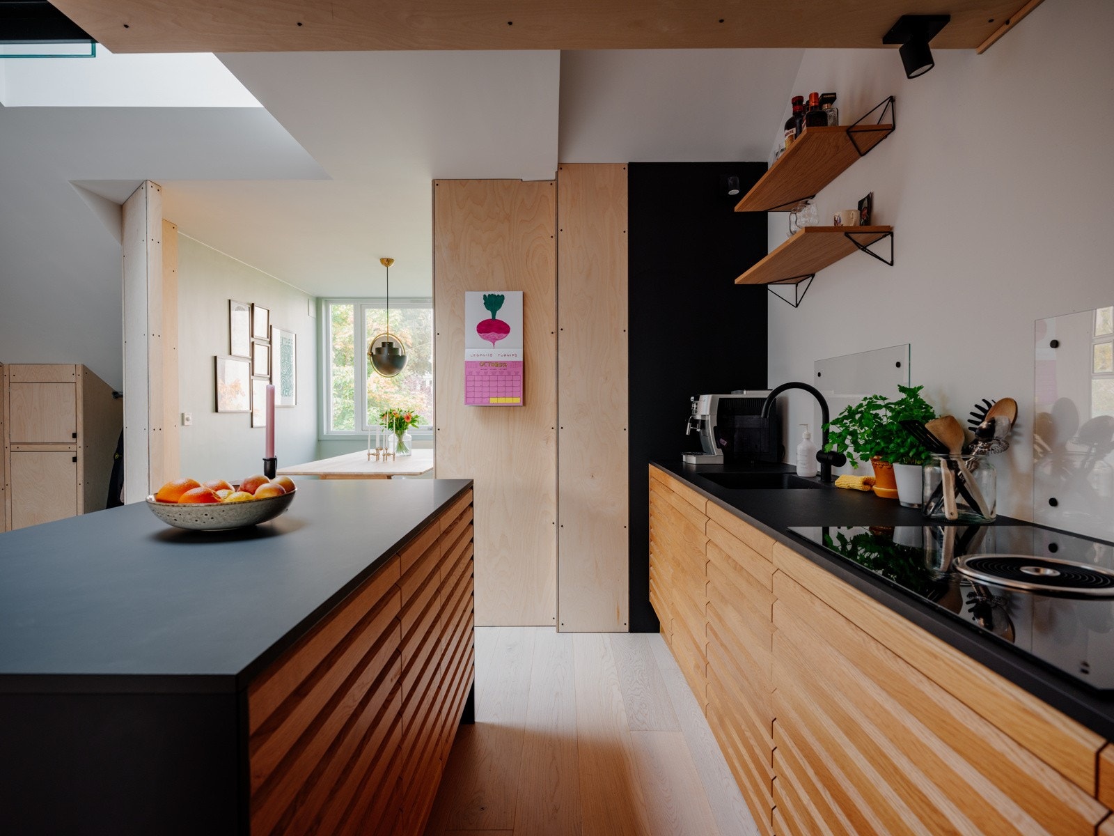 Praktisk kjøkkenøy fra 2022 som gir ekstra arbeids- og oppbevaringsplass - en smart utnyttelse av rommet. Galleribilde