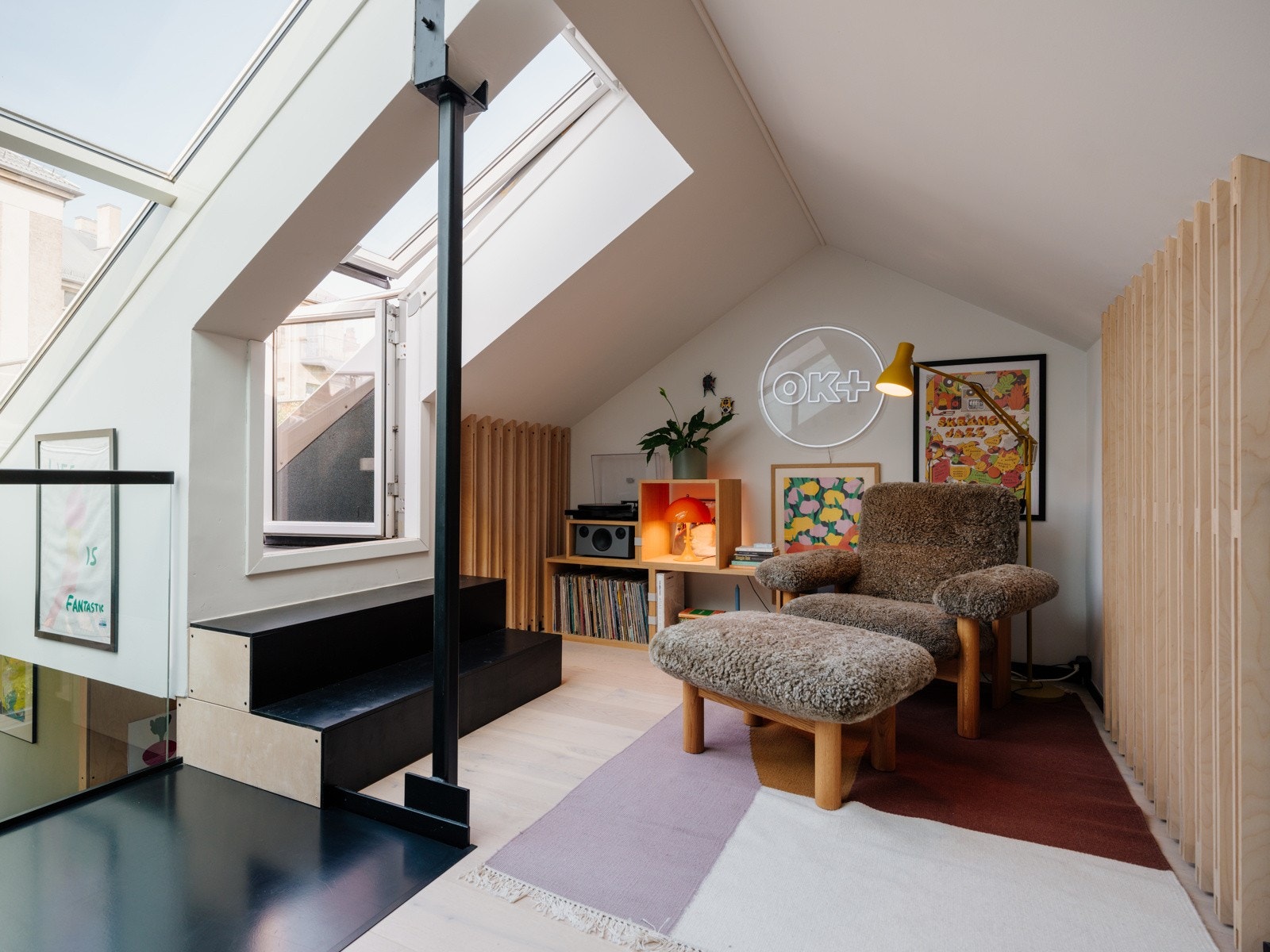 Her er det plass til en lesekrok med bokhylle, evt.kontorpult samt utgang til takterrassen. Galleribilde