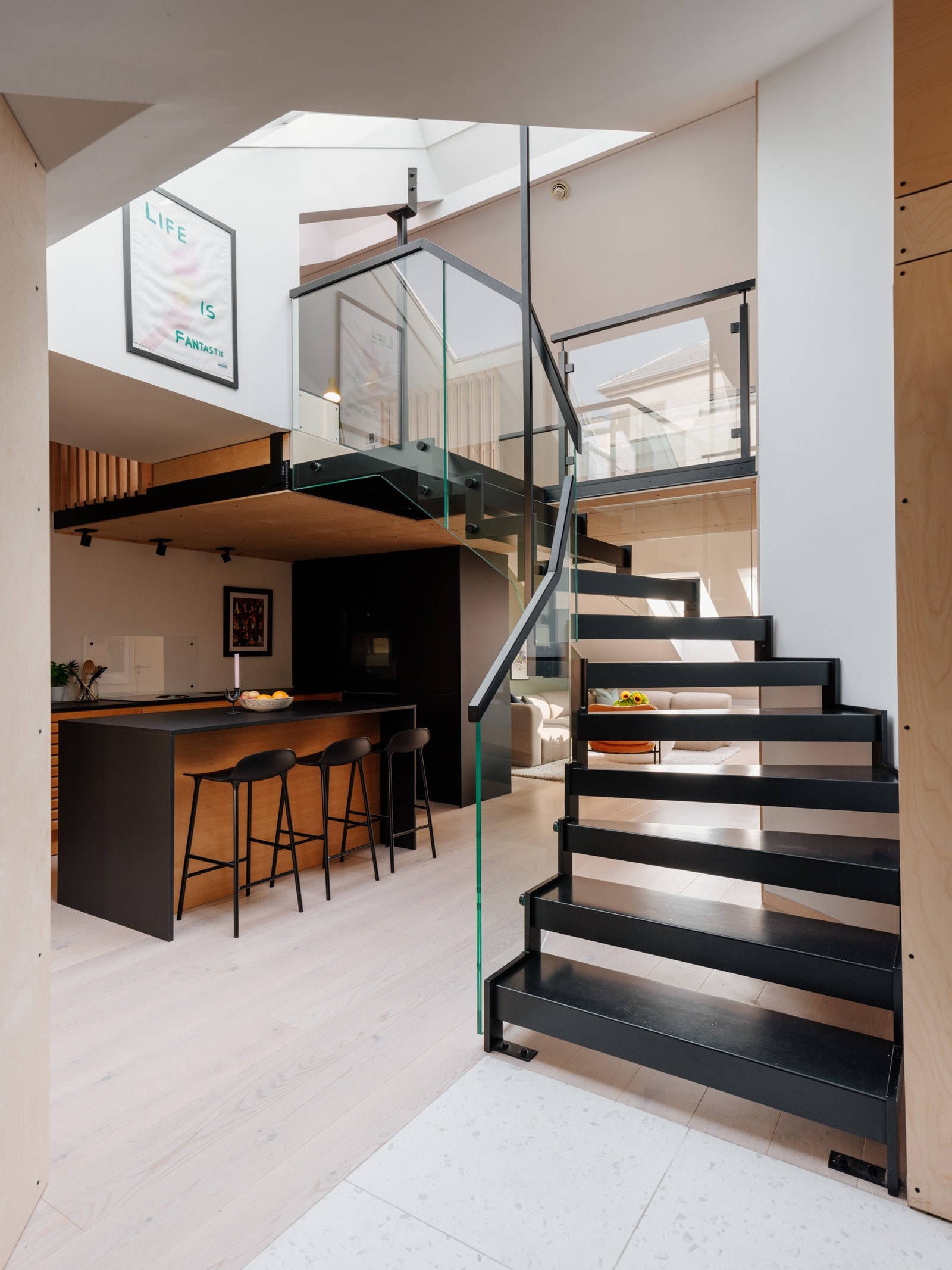 Påkostet trapp opp mot mesaninen. Galleribilde