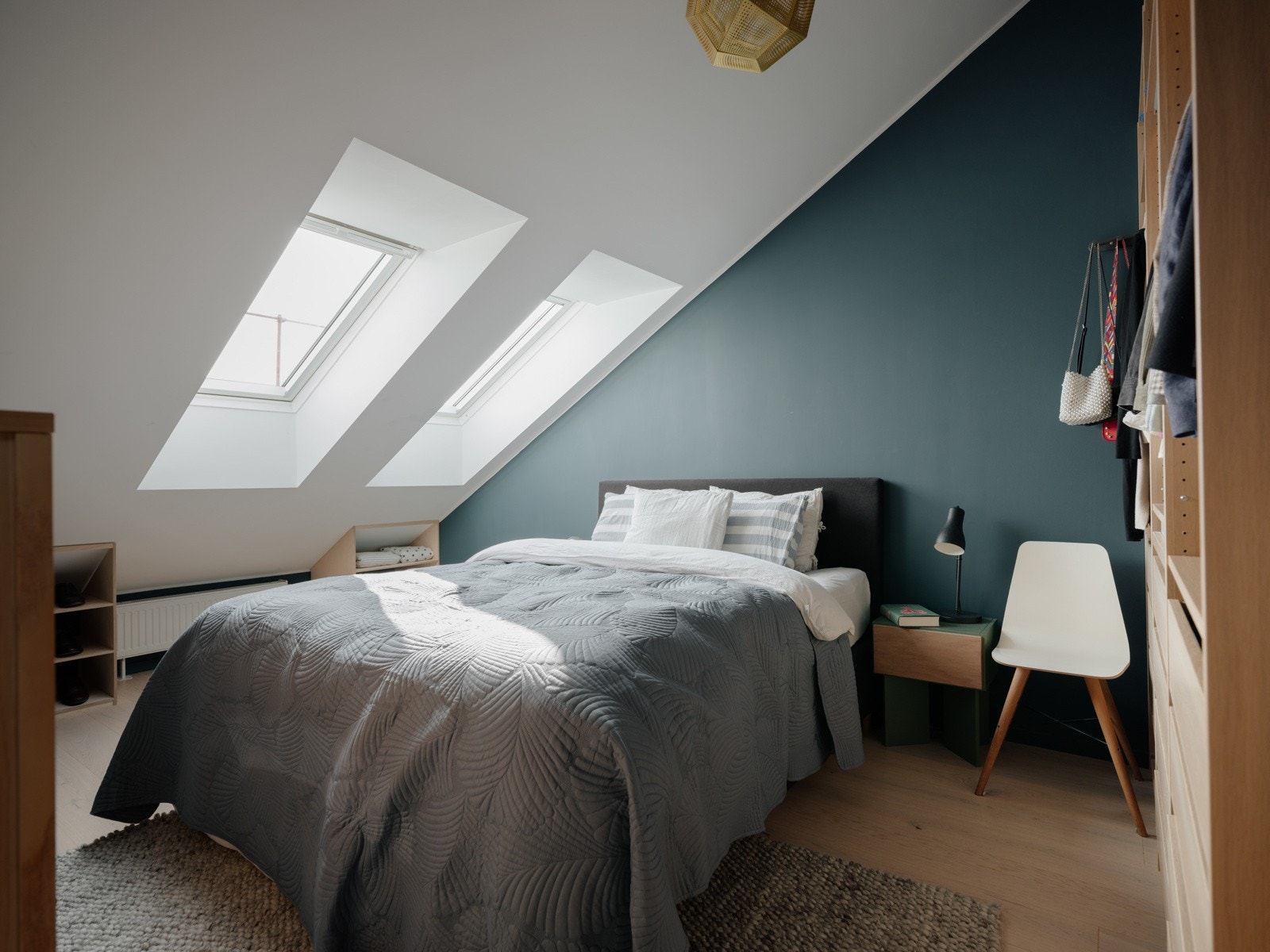 Hovedsoverommet er et lyst og innbydende rom med god plass til dobbeltseng med tilhørende nattbord. Galleribilde