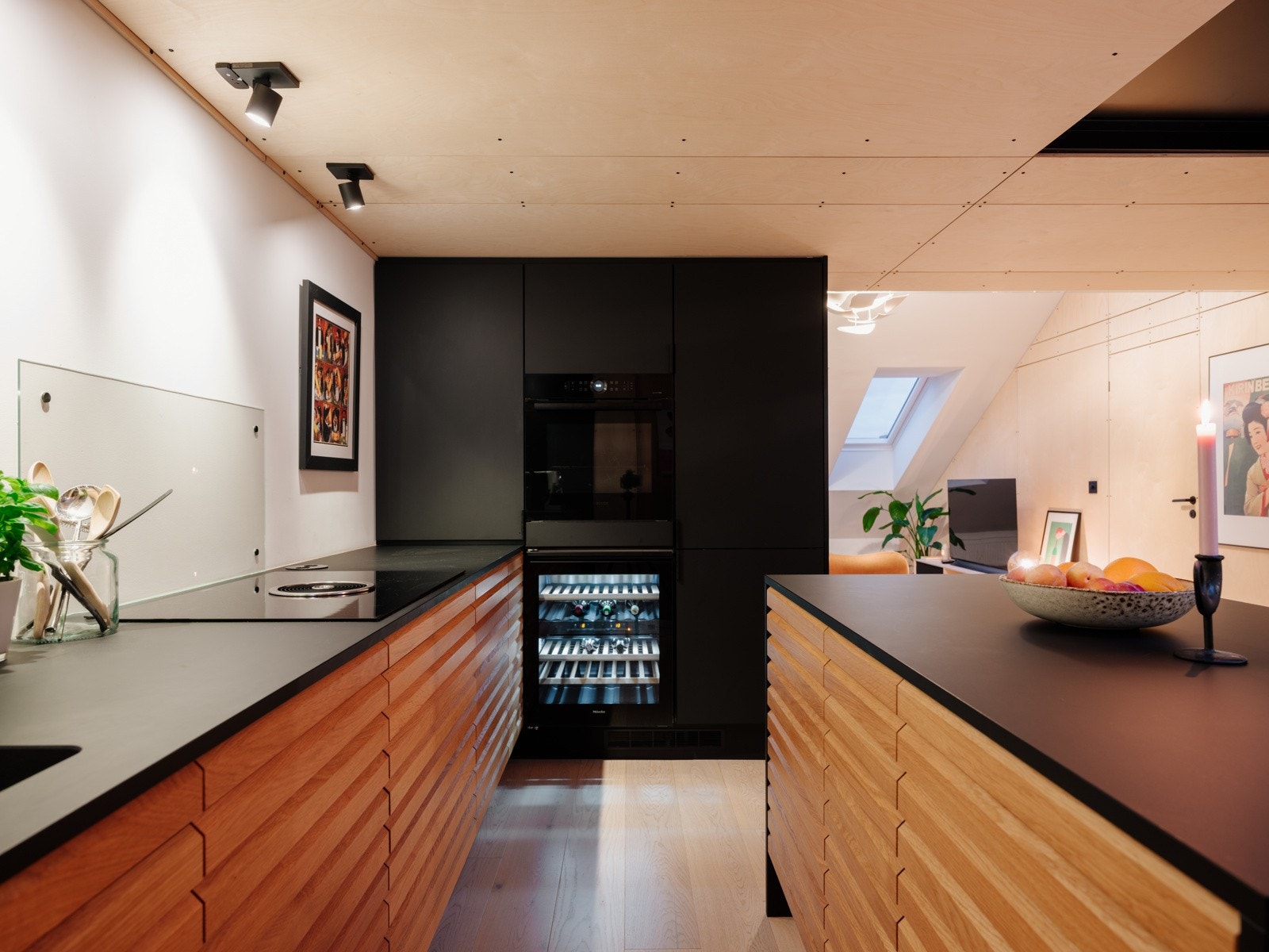 Kjøkkeninnredningen har fronter i eik og matt sort utførelse. Galleribilde