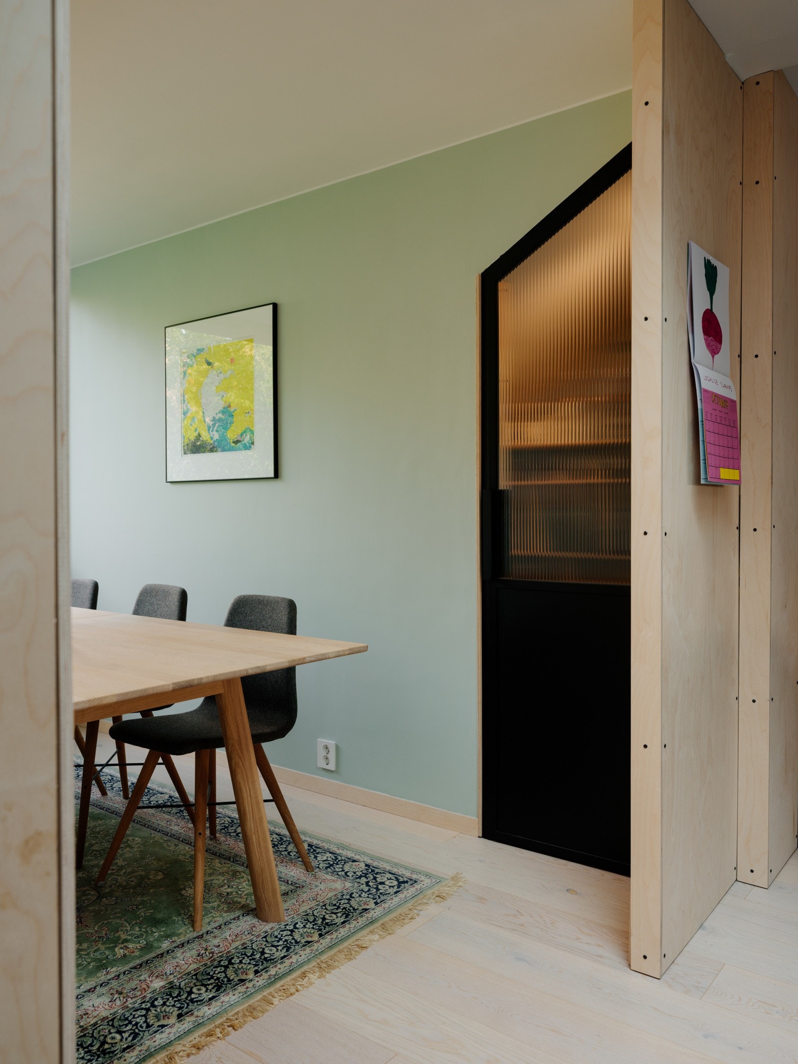 Inngang til innvendig bod på 4 kvm med god lagringsplass. Galleribilde