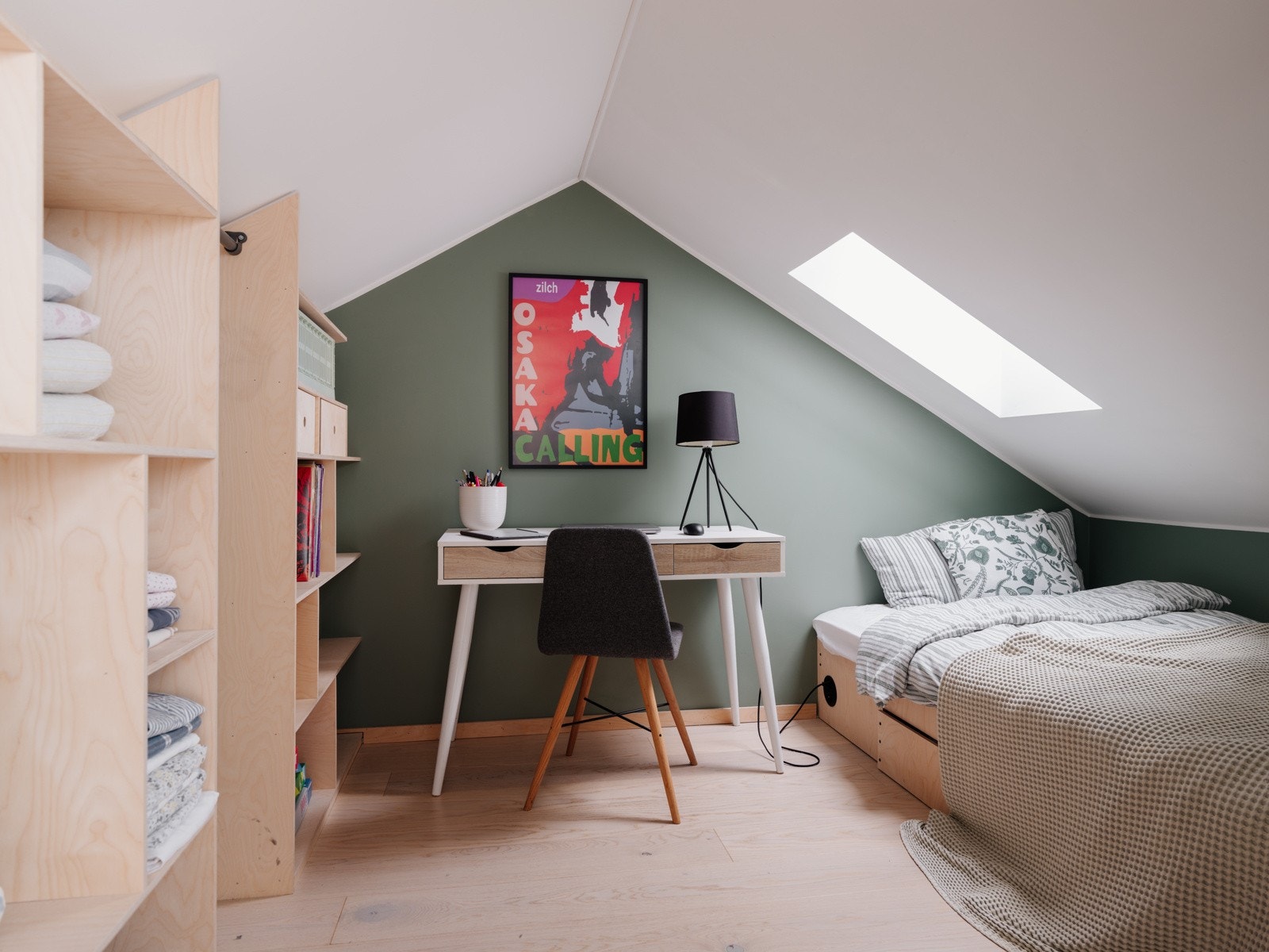 Inngang til alkove, i dag benyttet som kontor/soverom. Den stilrene og moderne standarden finner du også her med fastmontert seng i finer og spesialtilpassede hyller for oppbevaring. Galleribilde