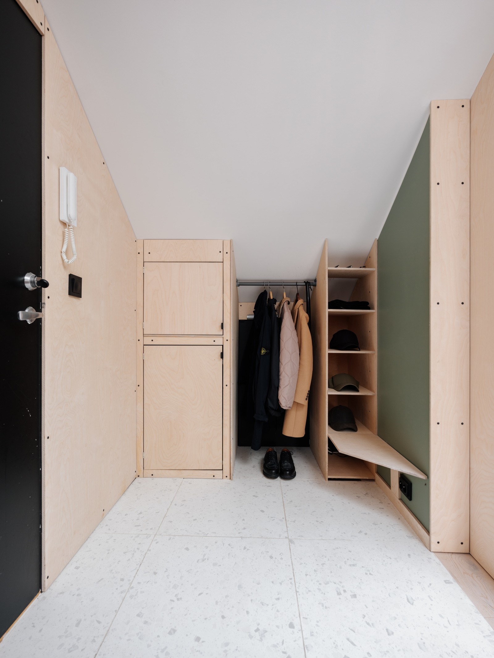 Innbydende og praktisk gang hvor man får et godt førsteinntrykk av leiligheten. Galleribilde