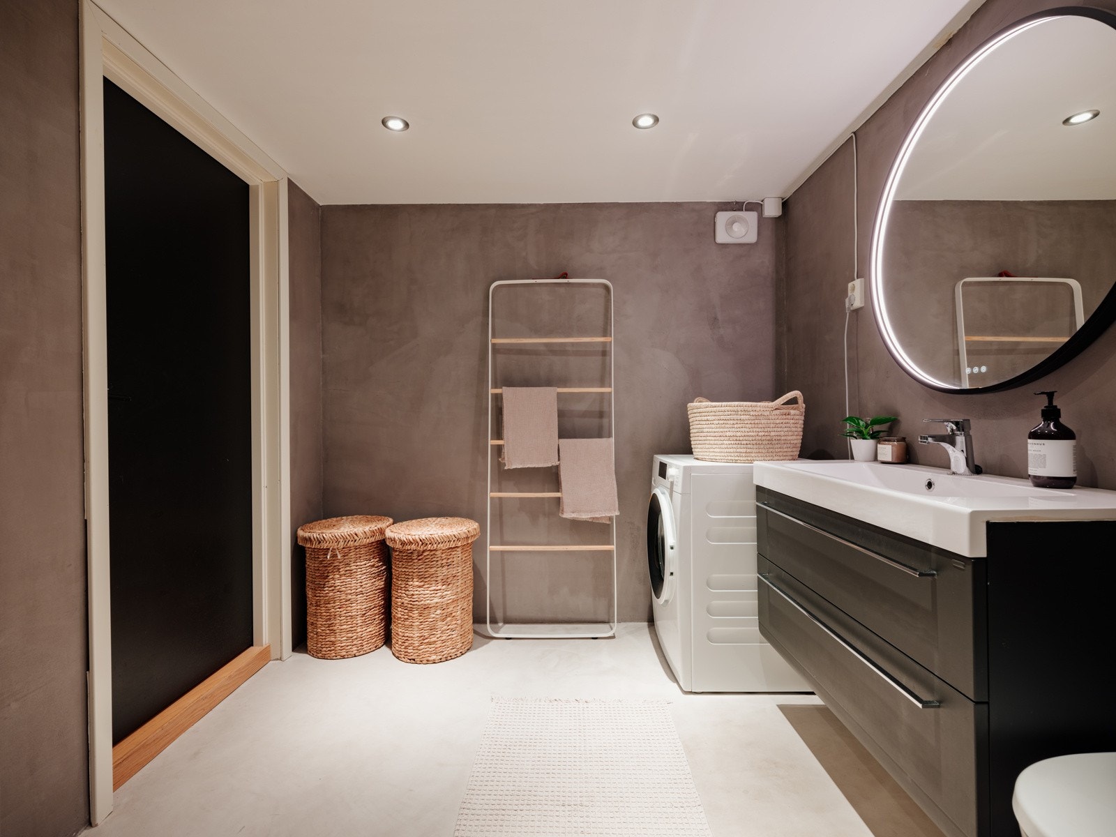 Stilrent baderom fra 2012 som både er tidløst, praktisk og romslig. Galleribilde