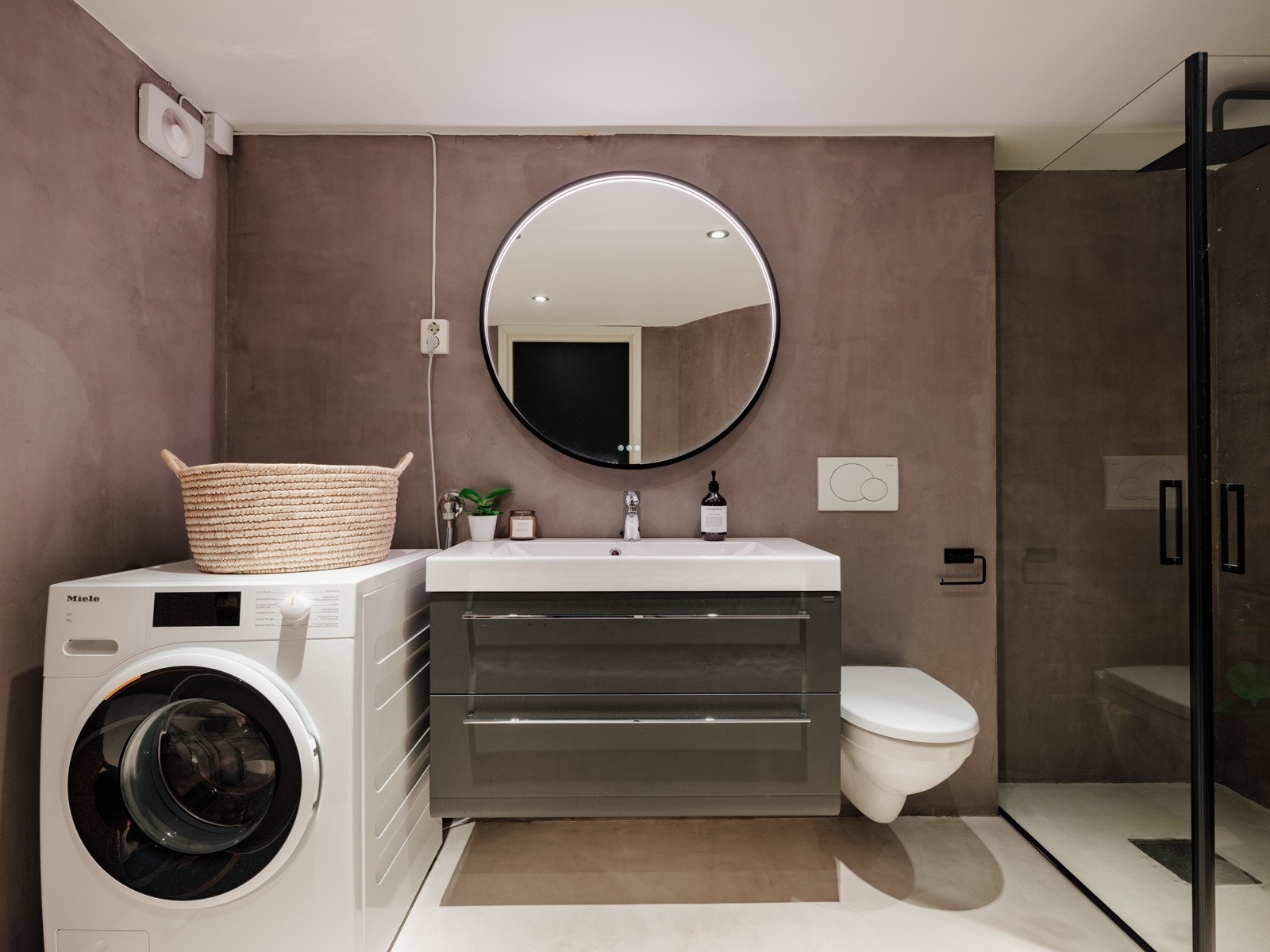 Det er lagt microsement på vegger og gulv i senere tid. Galleribilde