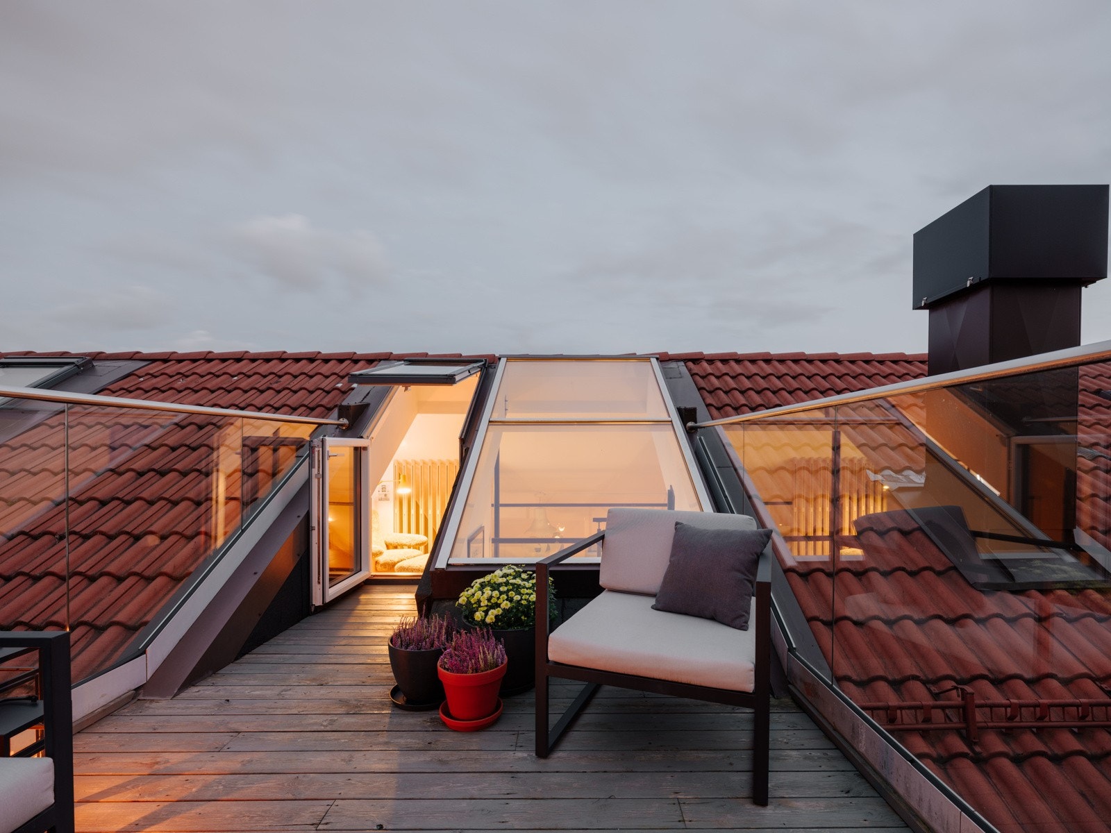 Her er det god plass til loungemøblement, spisebord og grill. Galleribilde