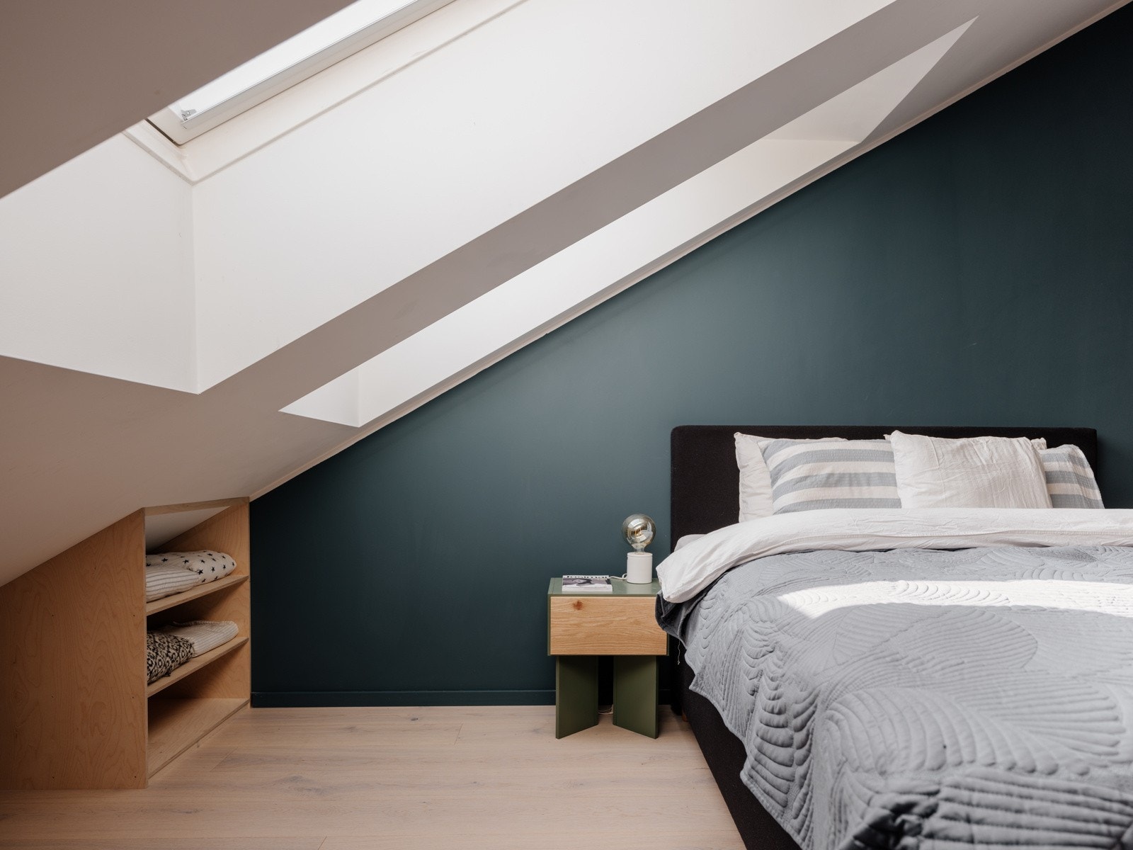 De store Velux vinduene slipper inn godt med lys. Galleribilde