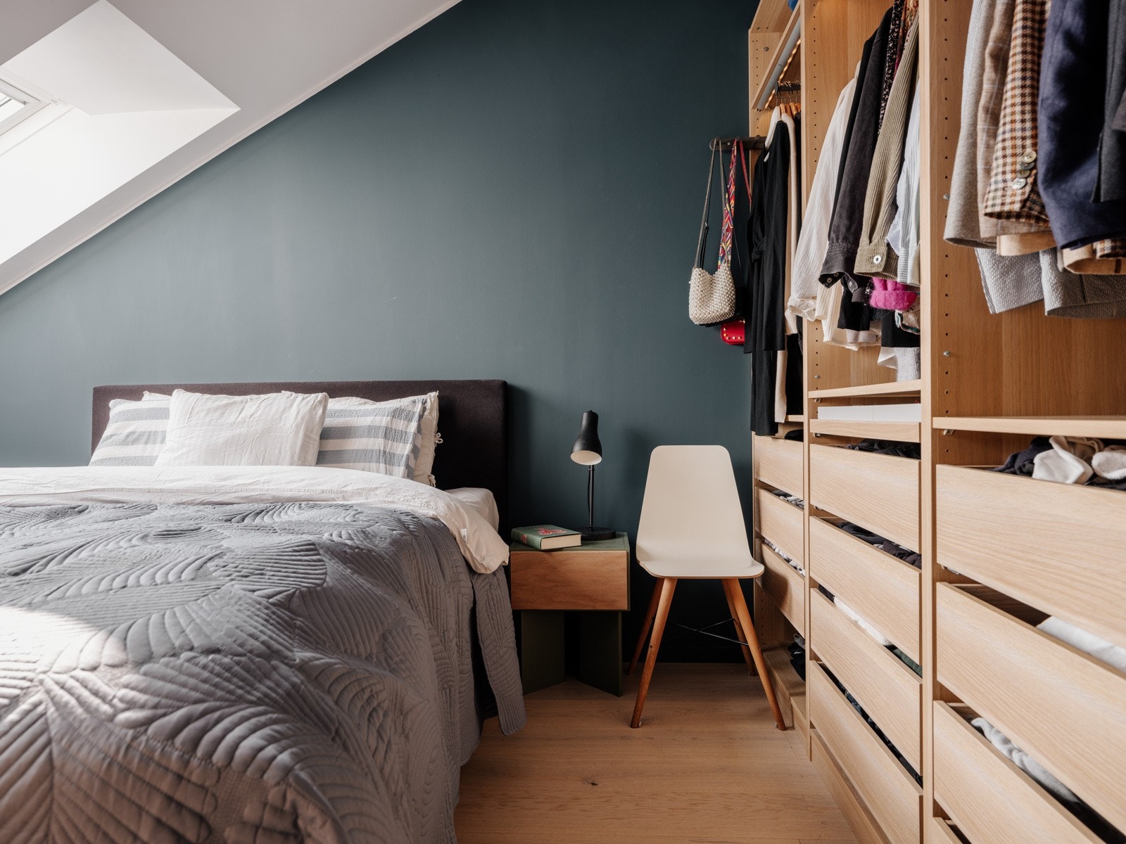 God lagringsplass i åpen garderobe. Galleribilde