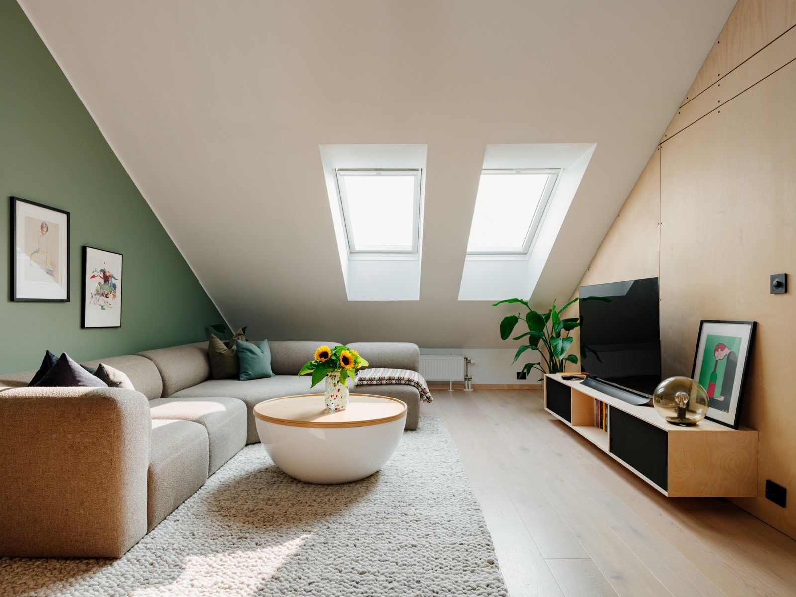 Lys og romslig stue med to vertikalvinduer som gir rikelig med lys og ingen innsyn. Galleribilde