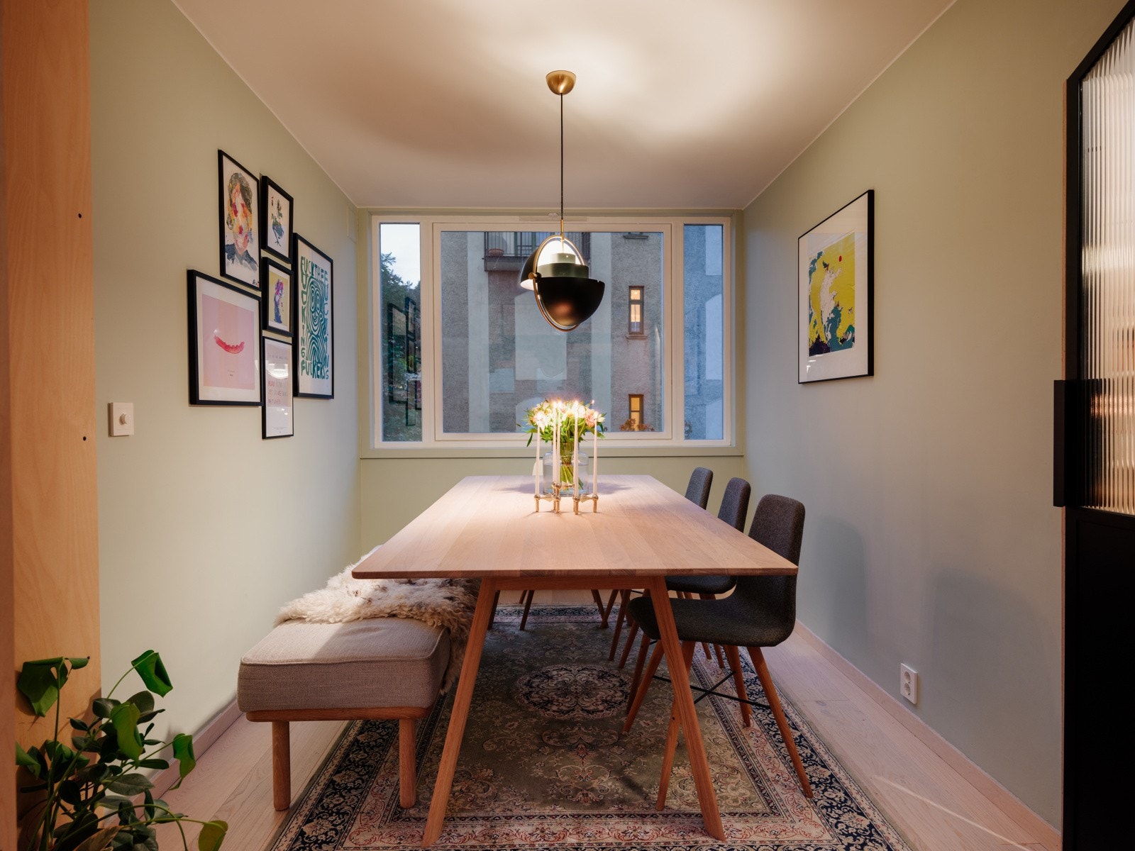 Store vindusflater gir rikelig med lys inn i hele leiligheten. Galleribilde