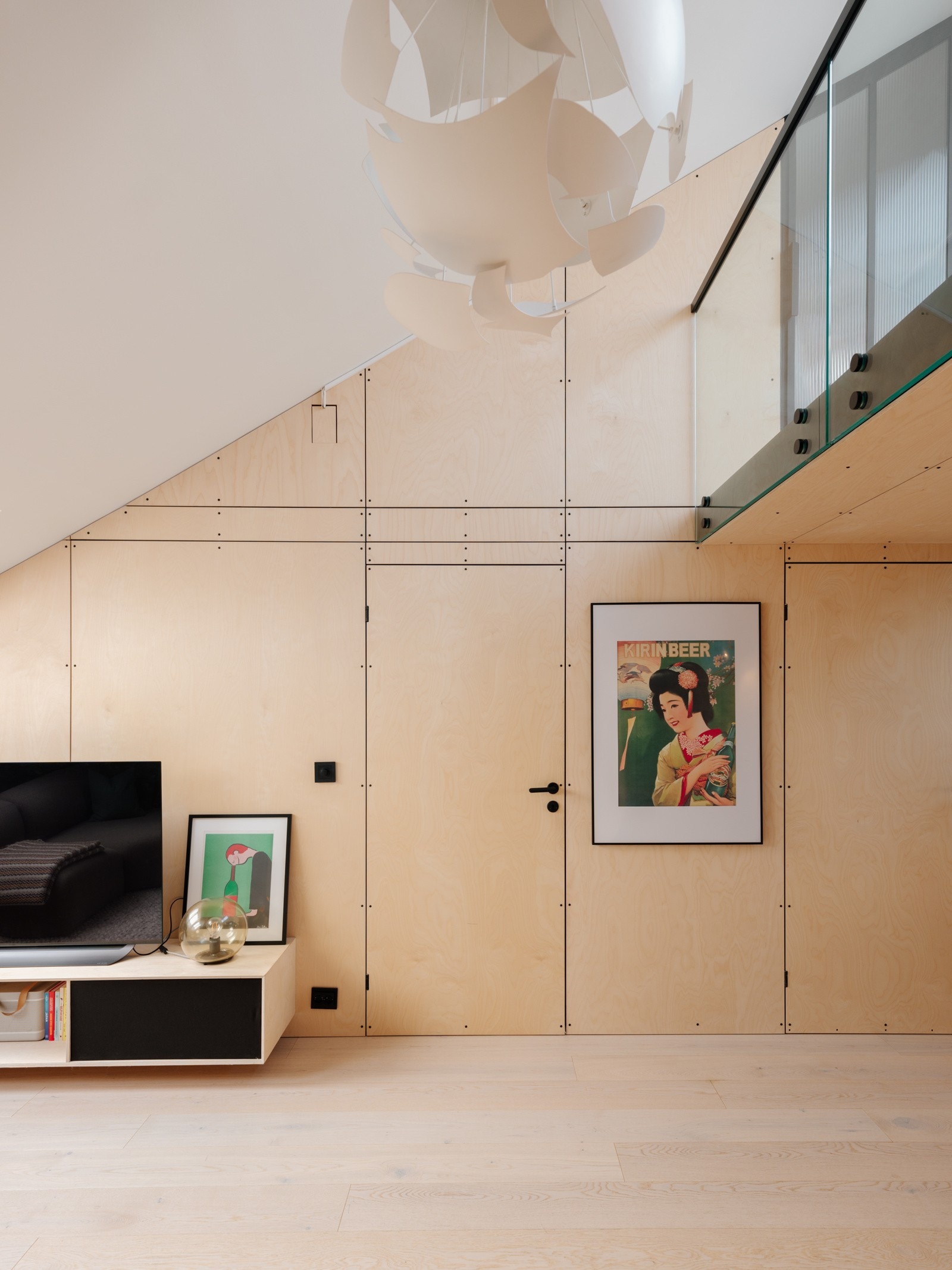 Stilrent og moderne med finerplater på veggene. Galleribilde