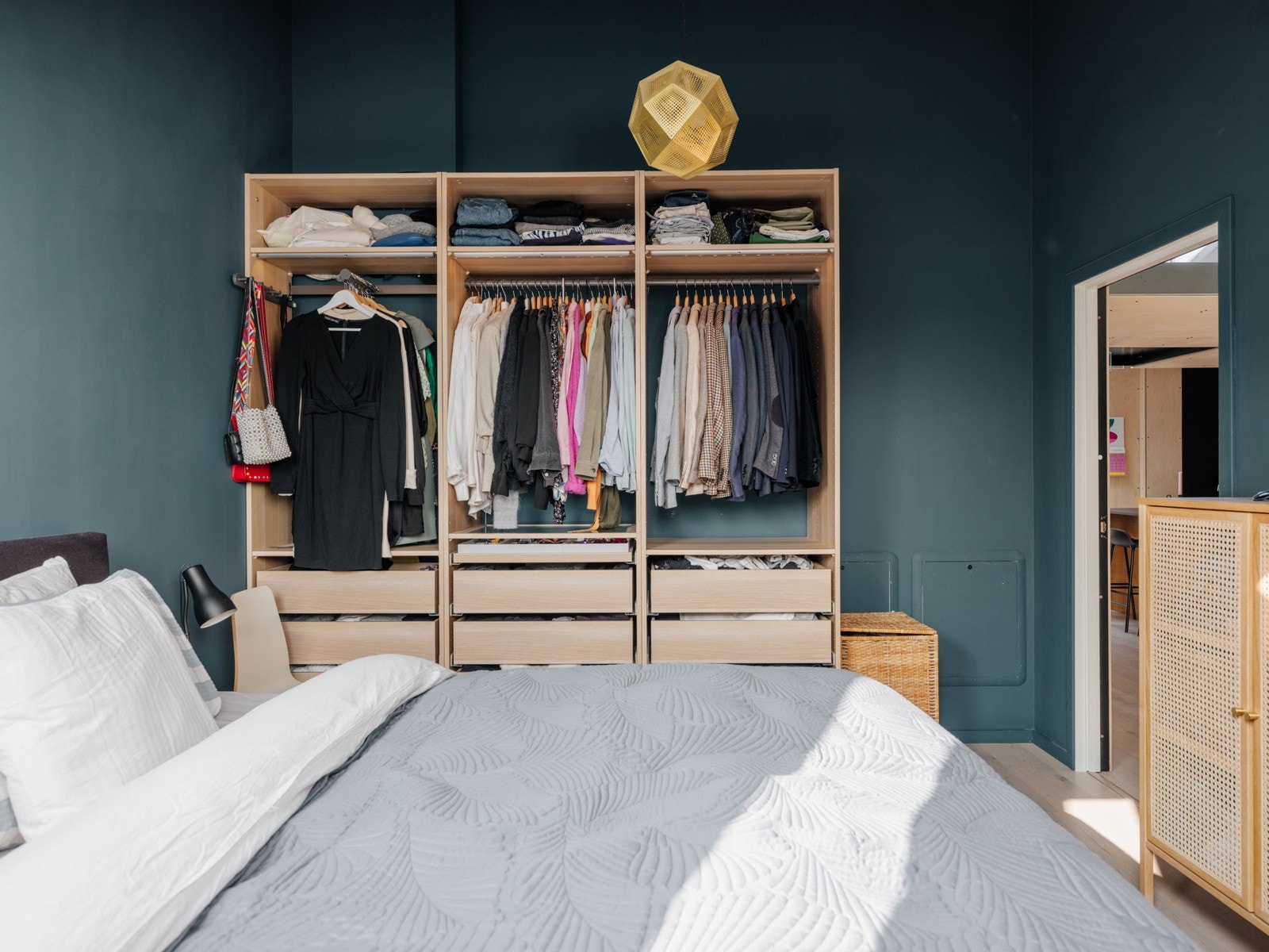 Fyring og varmtvann er inkludert i felleskostnadene som gir en lun varme på kalde vinterdager. Galleribilde