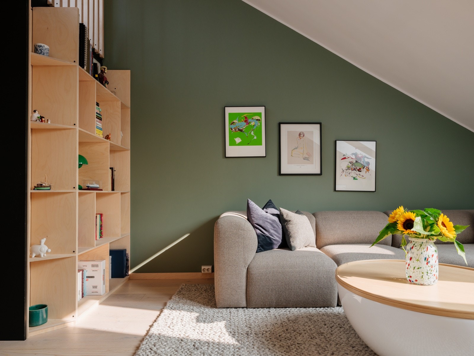 Stuen har god plass til stor sofagruppe, mediemøblement og fastmontert bokhylle som både er praktisk og dekorativ. Galleribilde