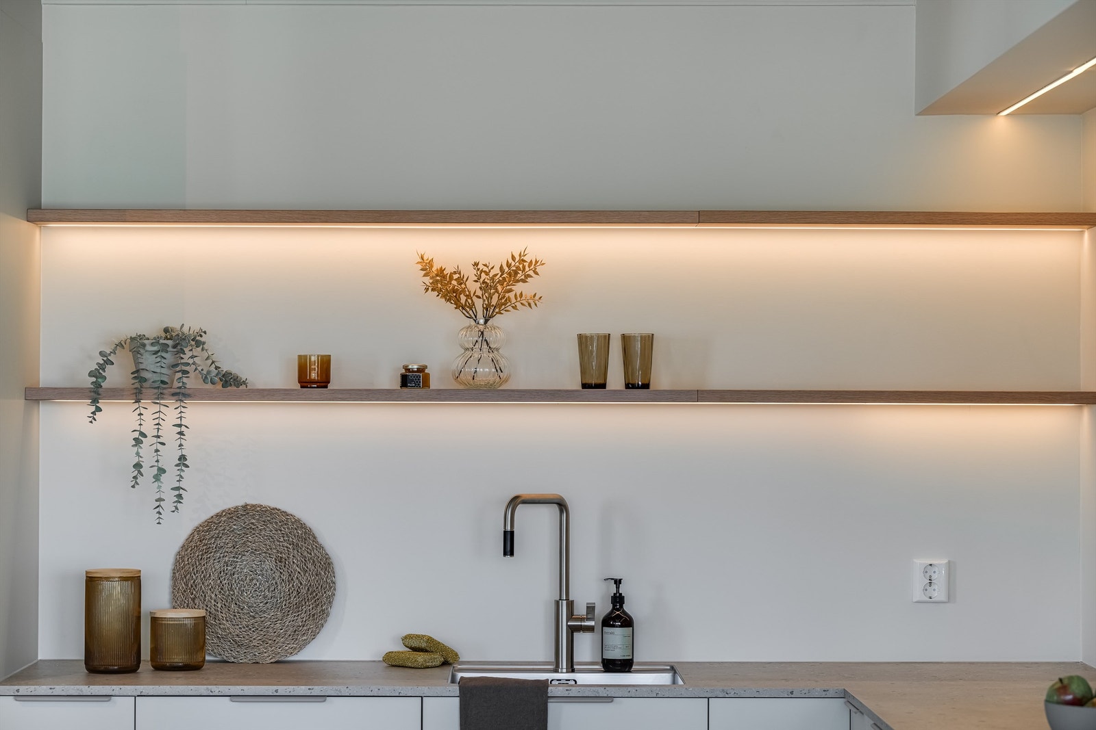 Hyller, og mere til, er pent tilpasset med LED belysning Galleribilde